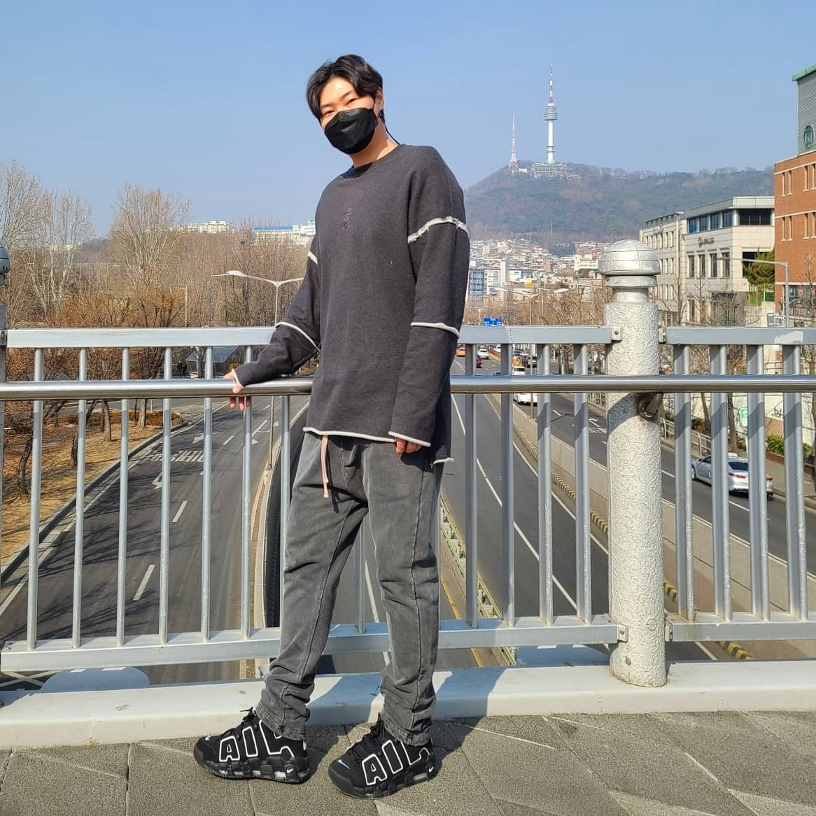 Nike Air More Uptempo Black White 2020 착용 스타일 - 1