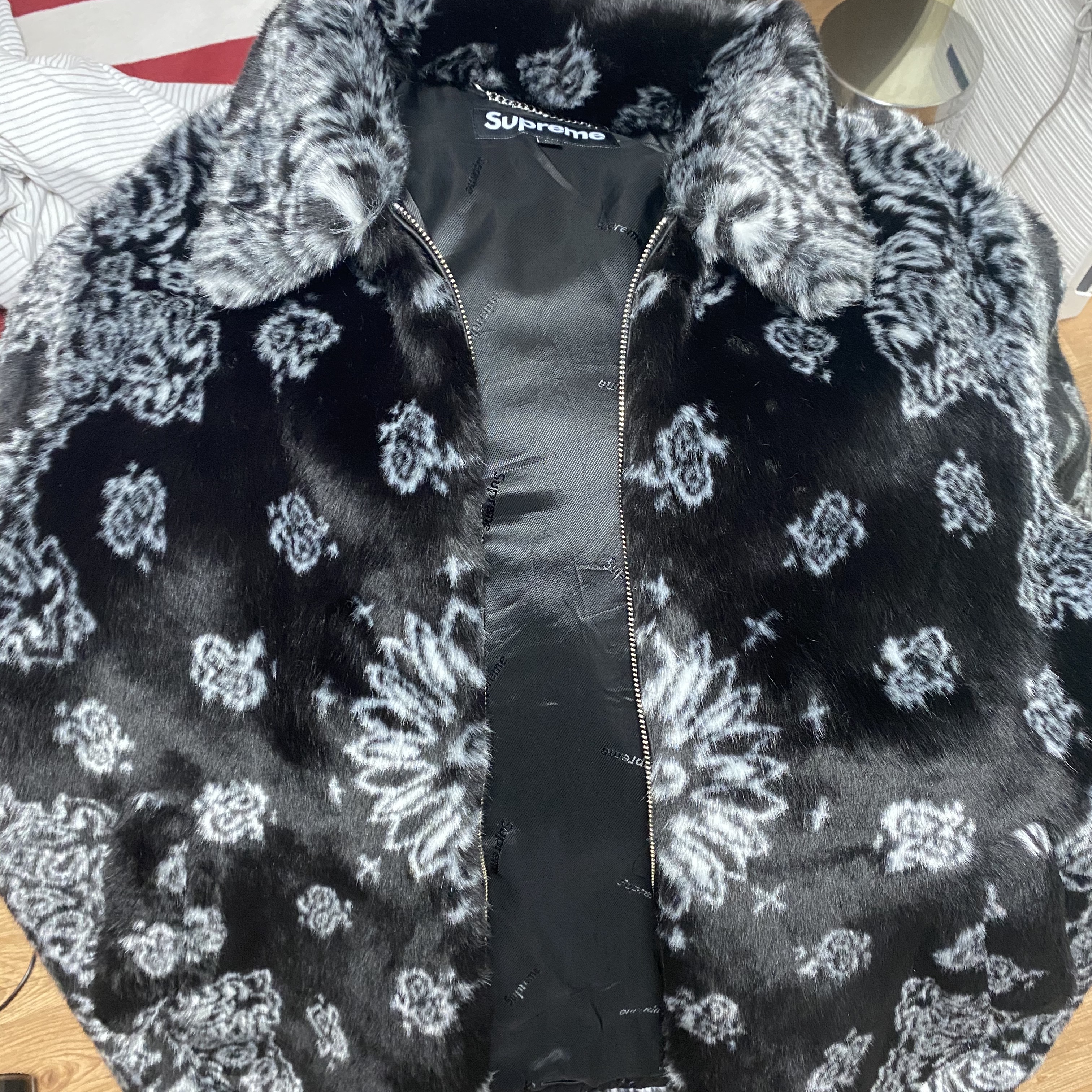Supreme Bandana Faux Fur Bomber Jacket Black - 21SS 착용 스타일
