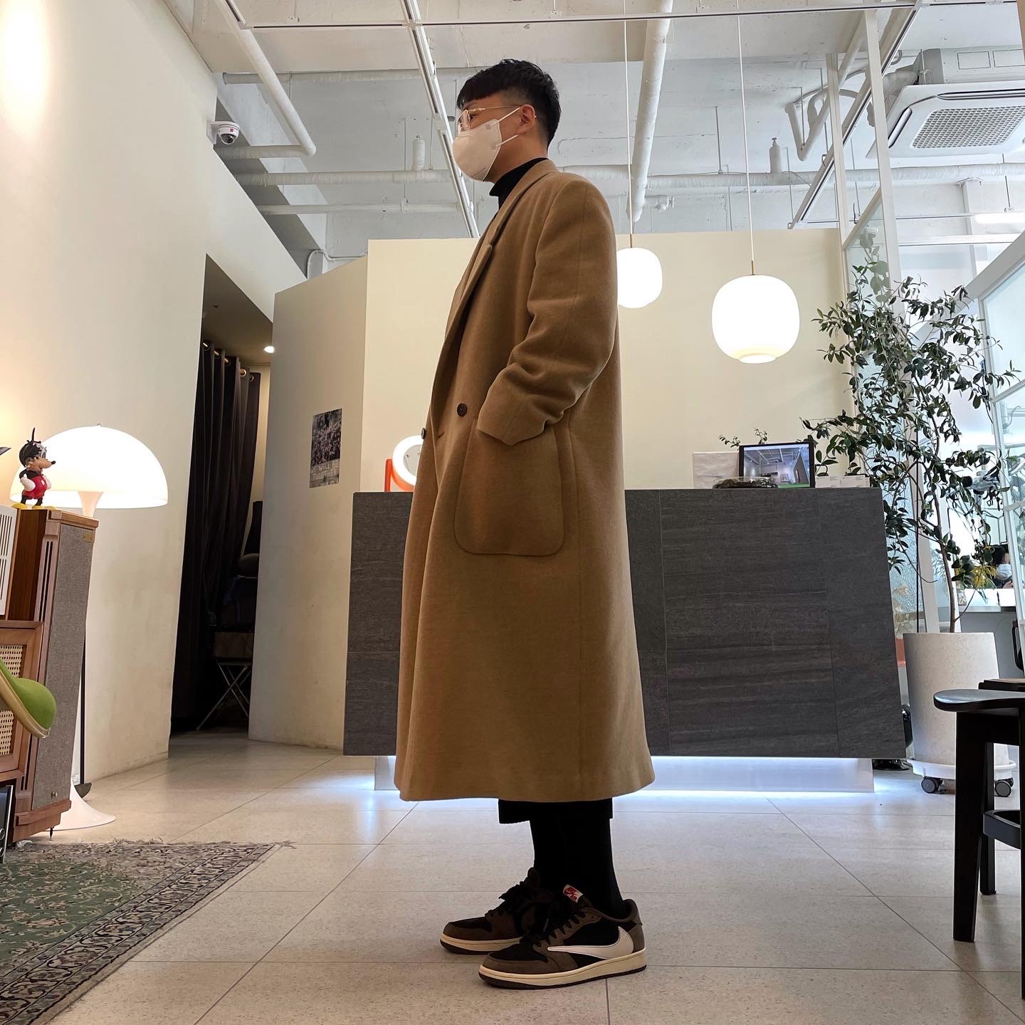 Jordan 1 x Travis Scott Retro Low OG SP Mocha 착용 스타일 - 3