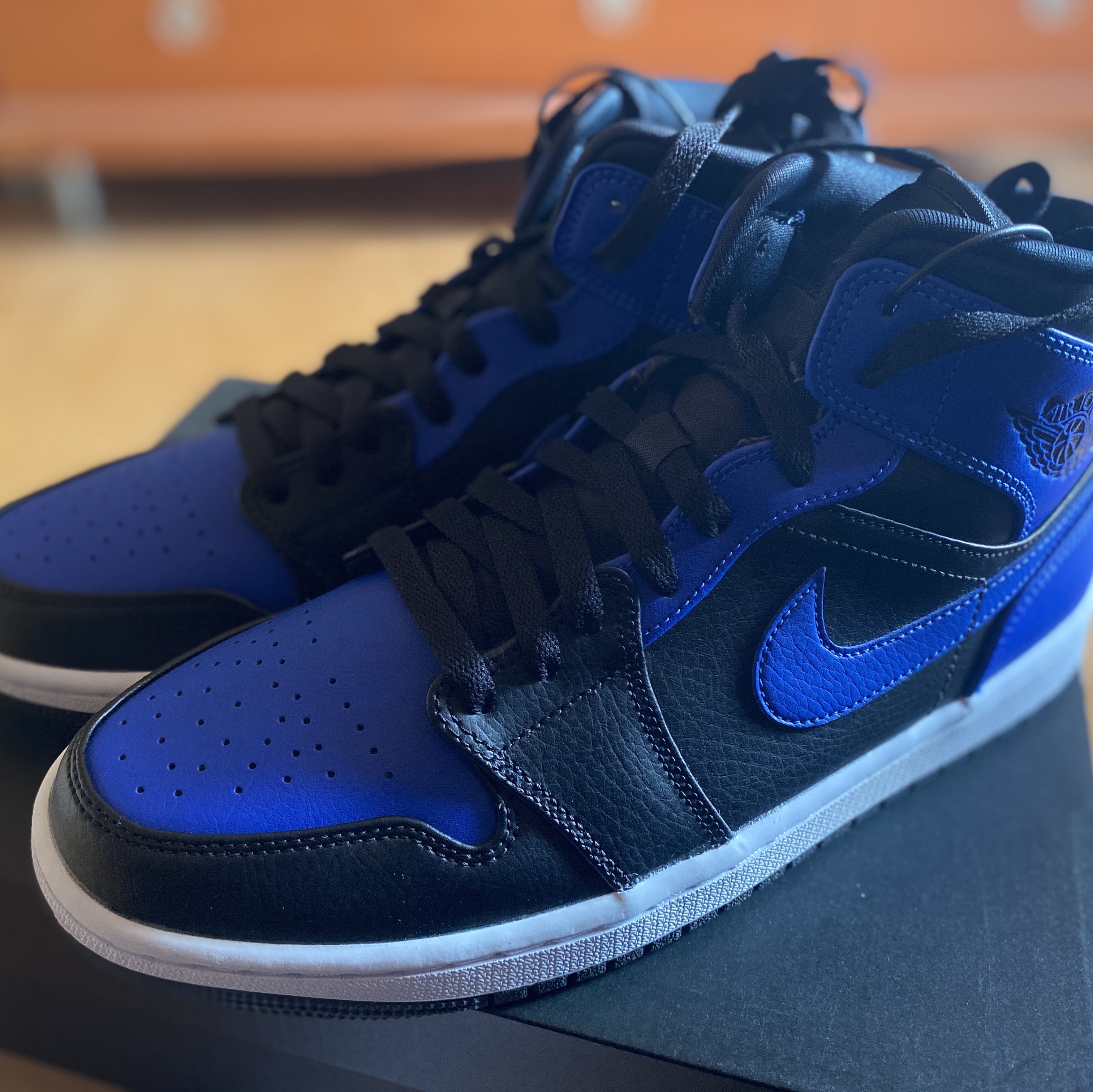 Jordan 1 Mid Black Hyper Royal 착용 스타일 - 3