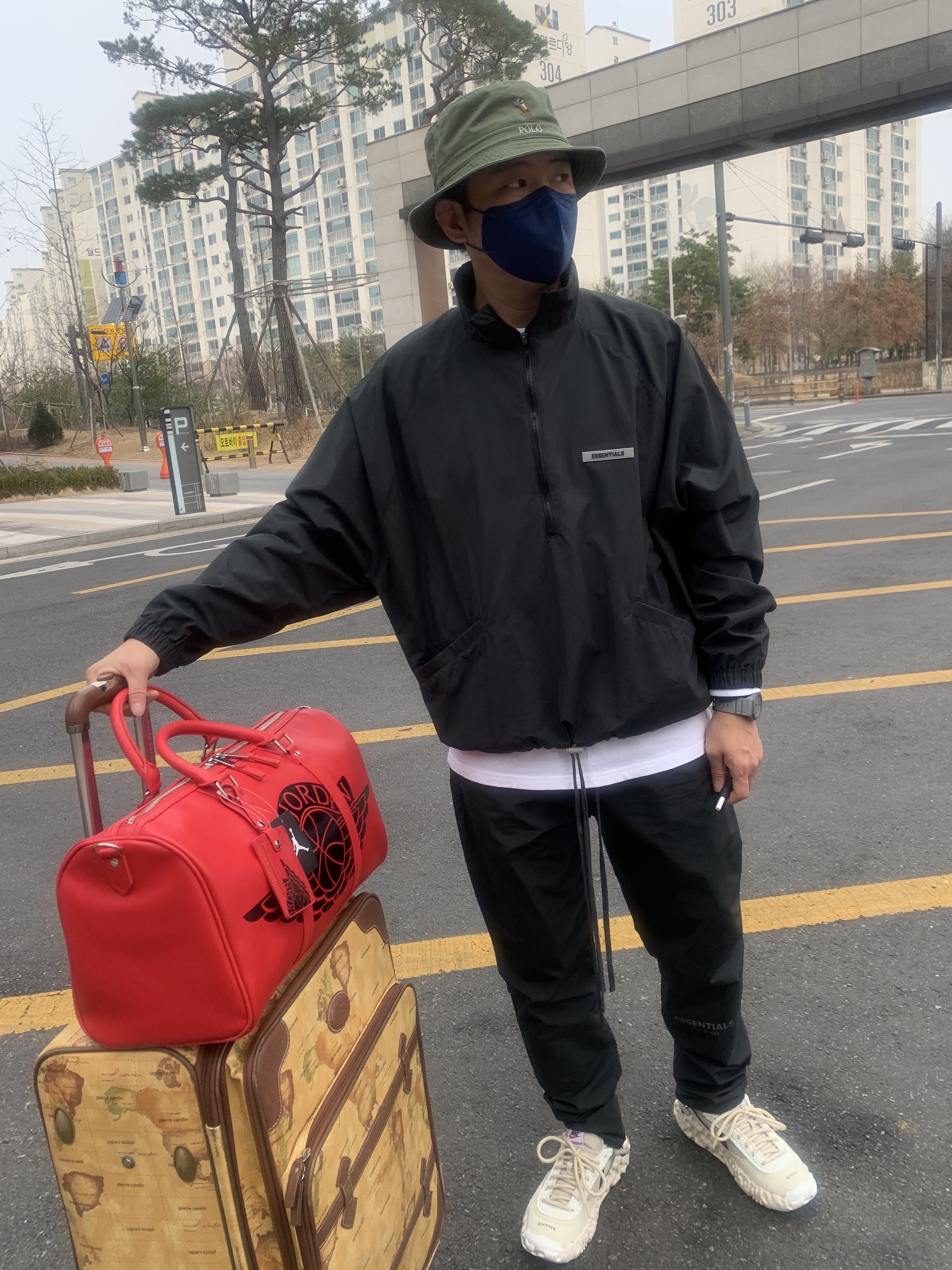 Essentials Track Pants Black - 20FW, Essentials Track Jacket Black - 20FW 착용 스타일