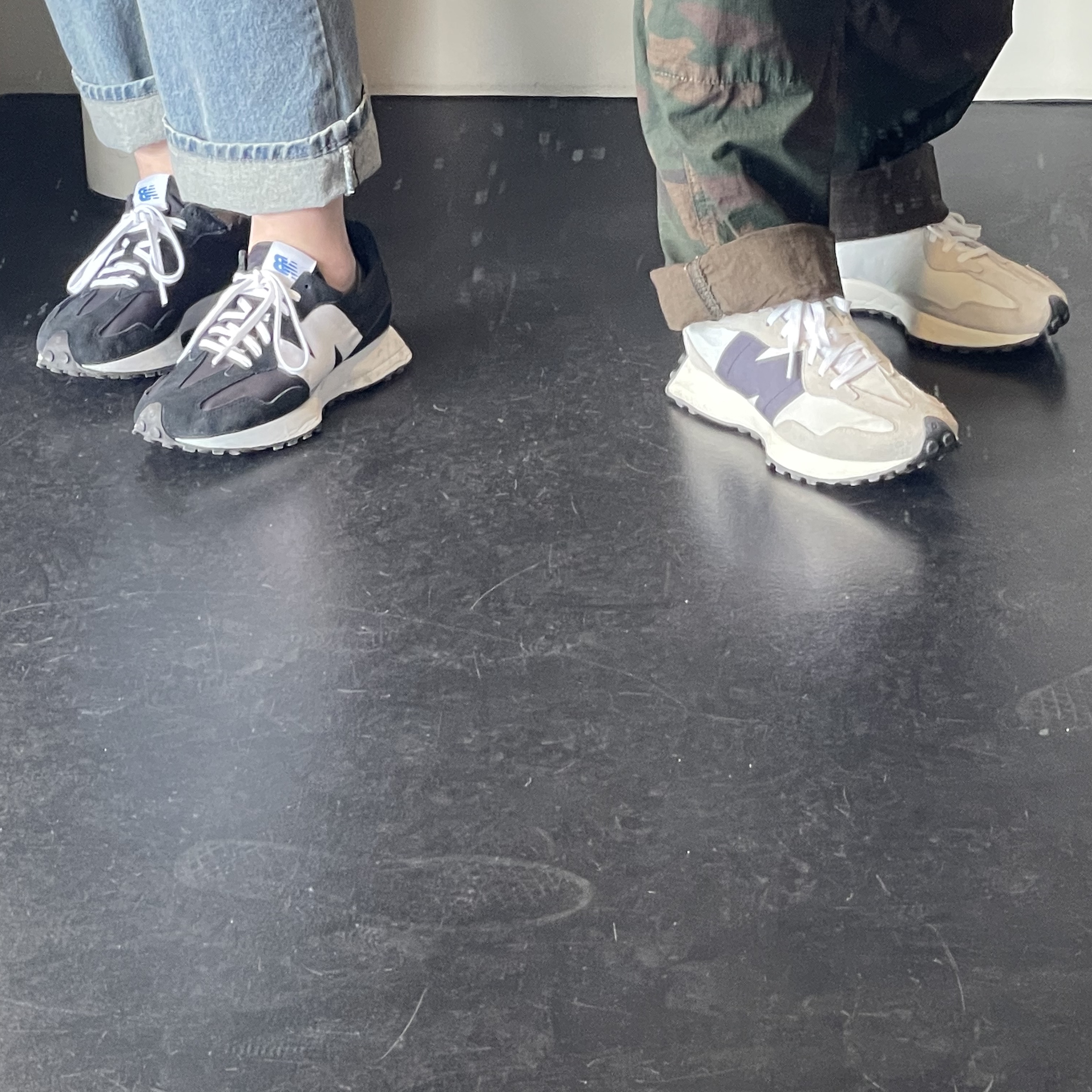 New Balance 327 White Black 착용 스타일 - 3