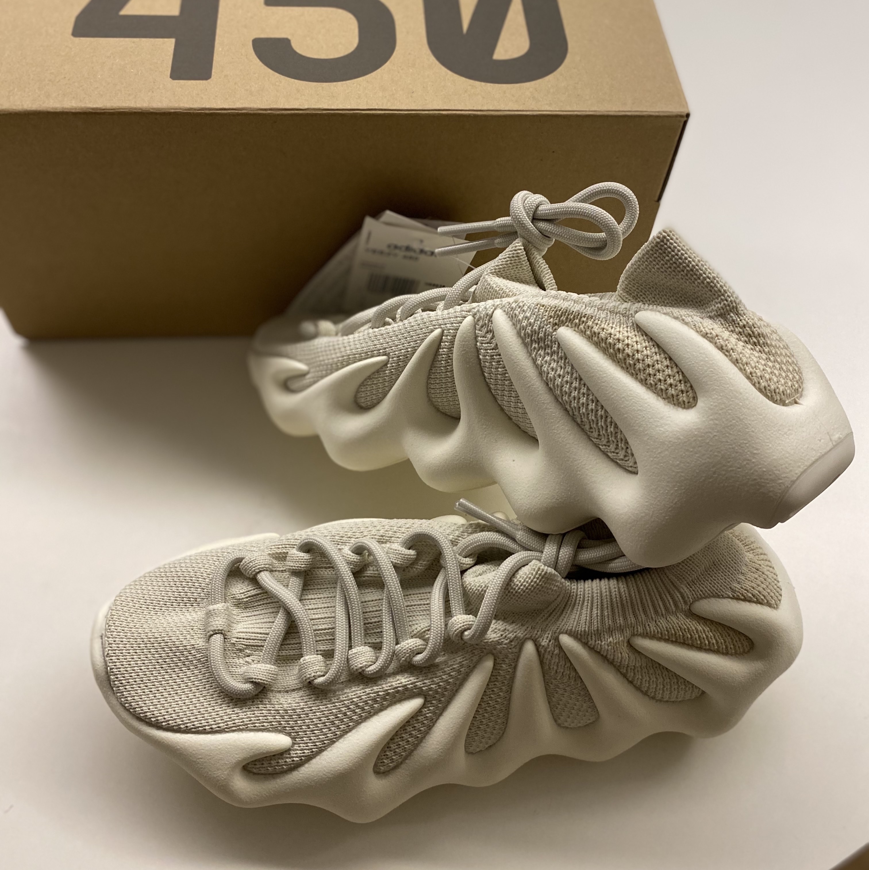 Adidas Yeezy 450 Cloud White 착용 스타일 - 4