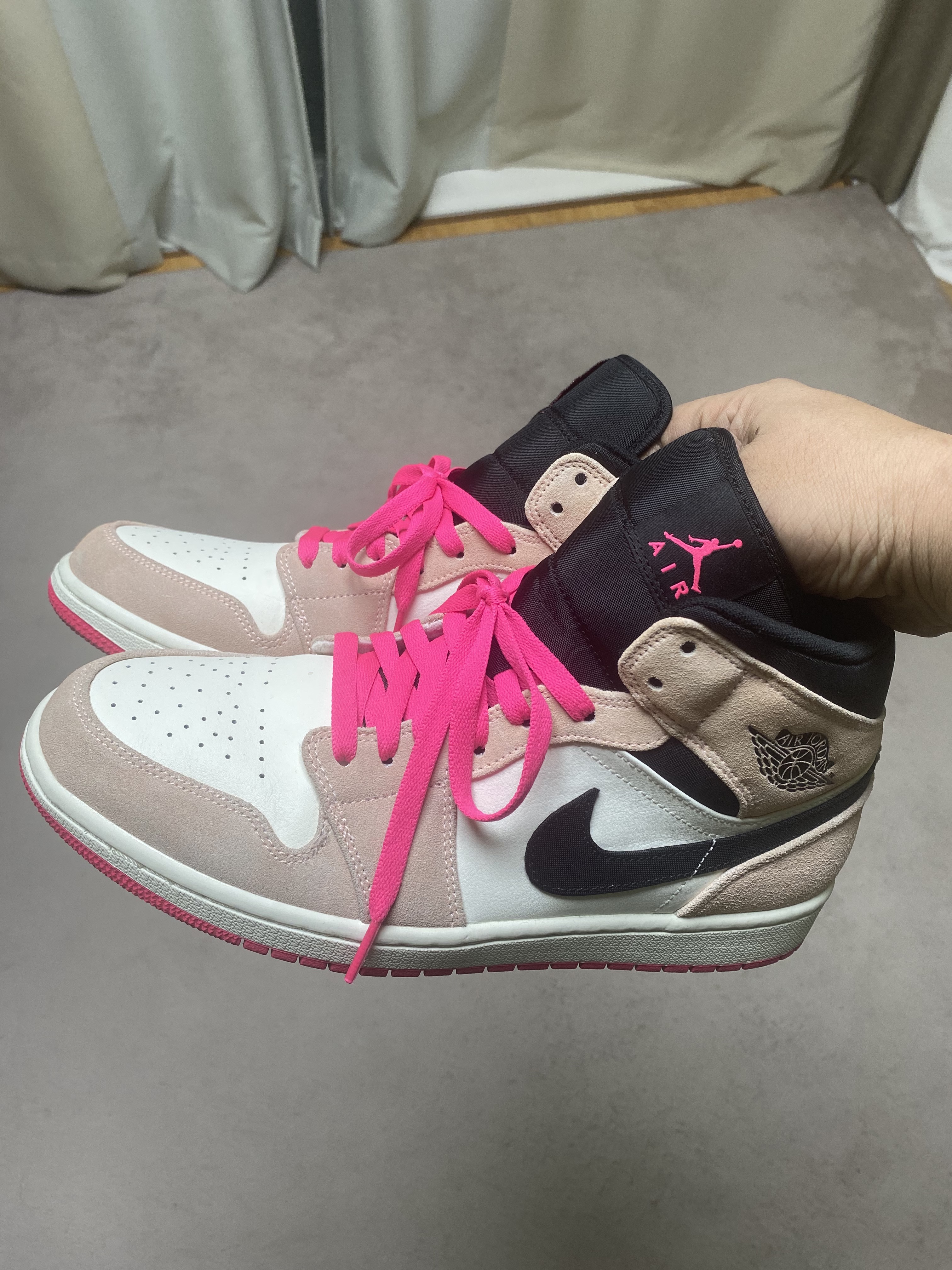 Jordan 1 Mid SE Crimson Tint 착용 스타일 - 2