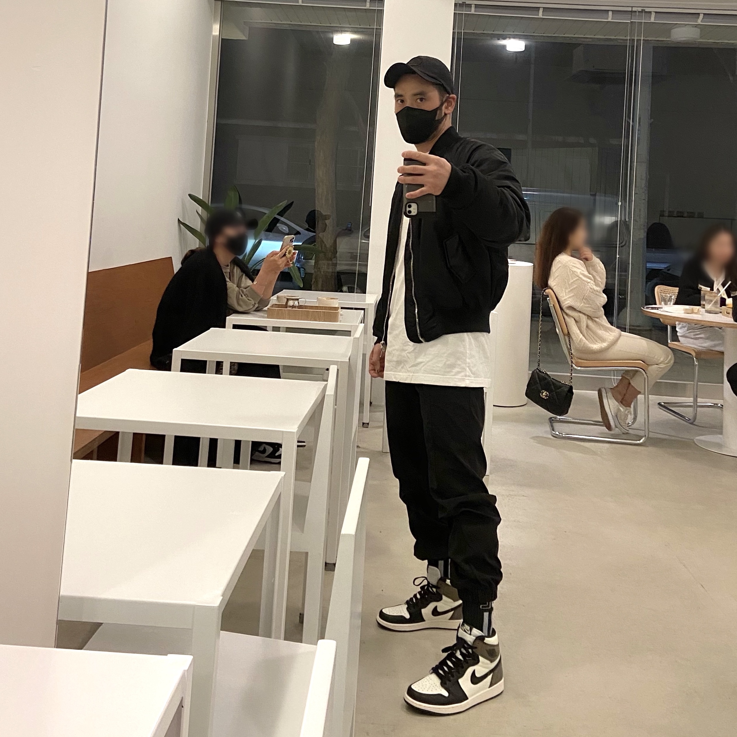 Jordan 1 Retro High OG Black Mocha 착용 스타일 - 1