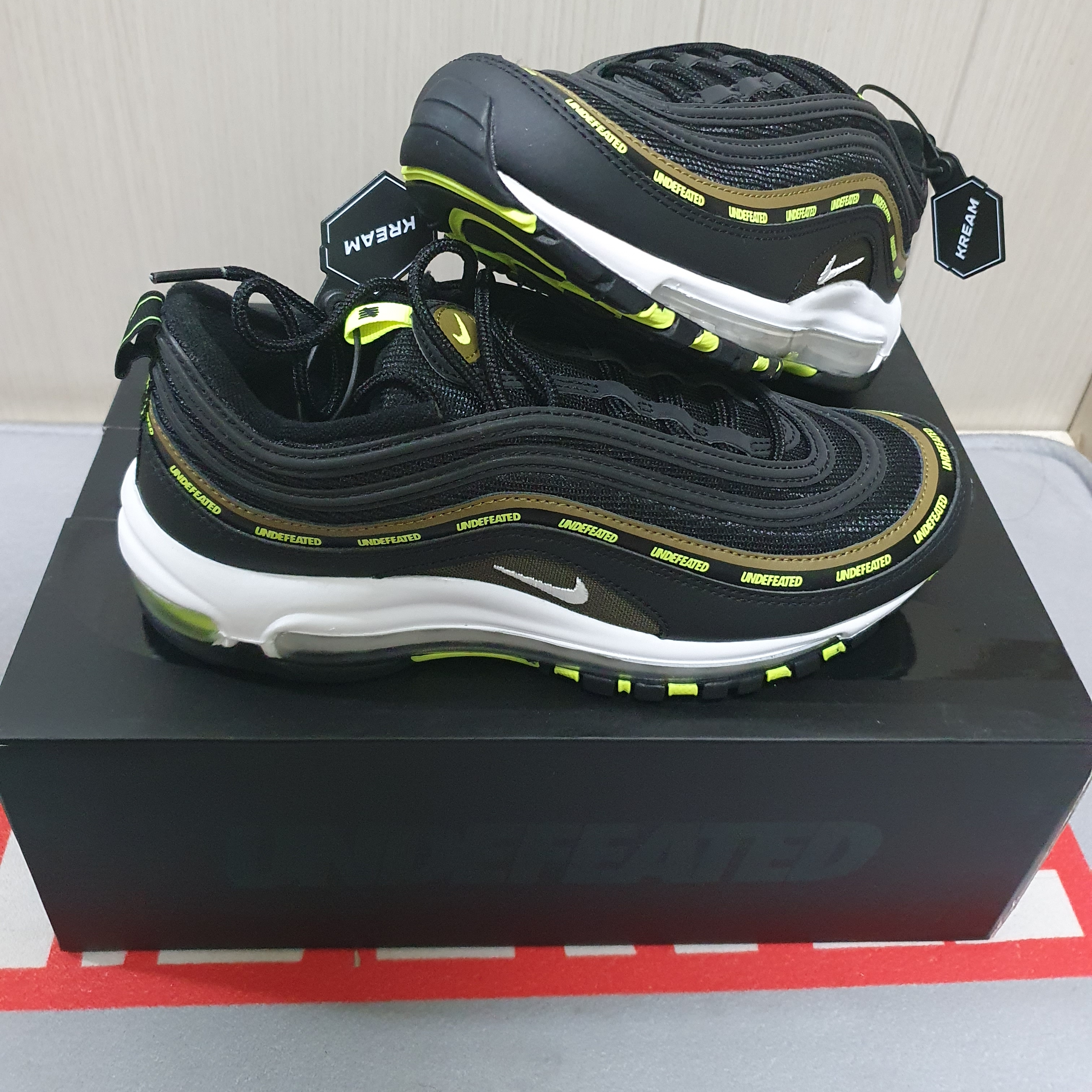 Nike x Undefeated Air Max 97 Black Volt 착용 스타일 - 2