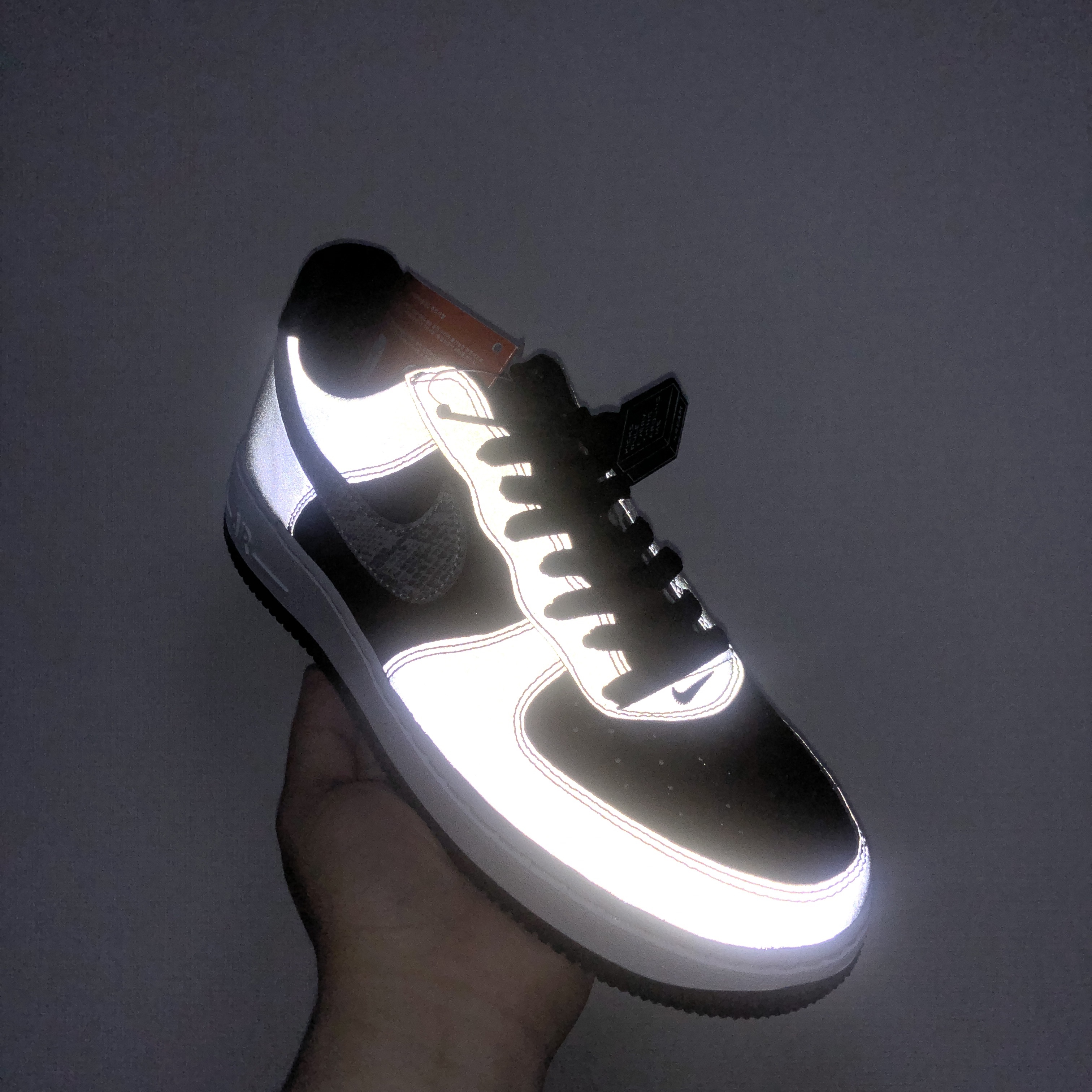 Nike Air Force 1 B Silver Snake 착용 스타일 - 1