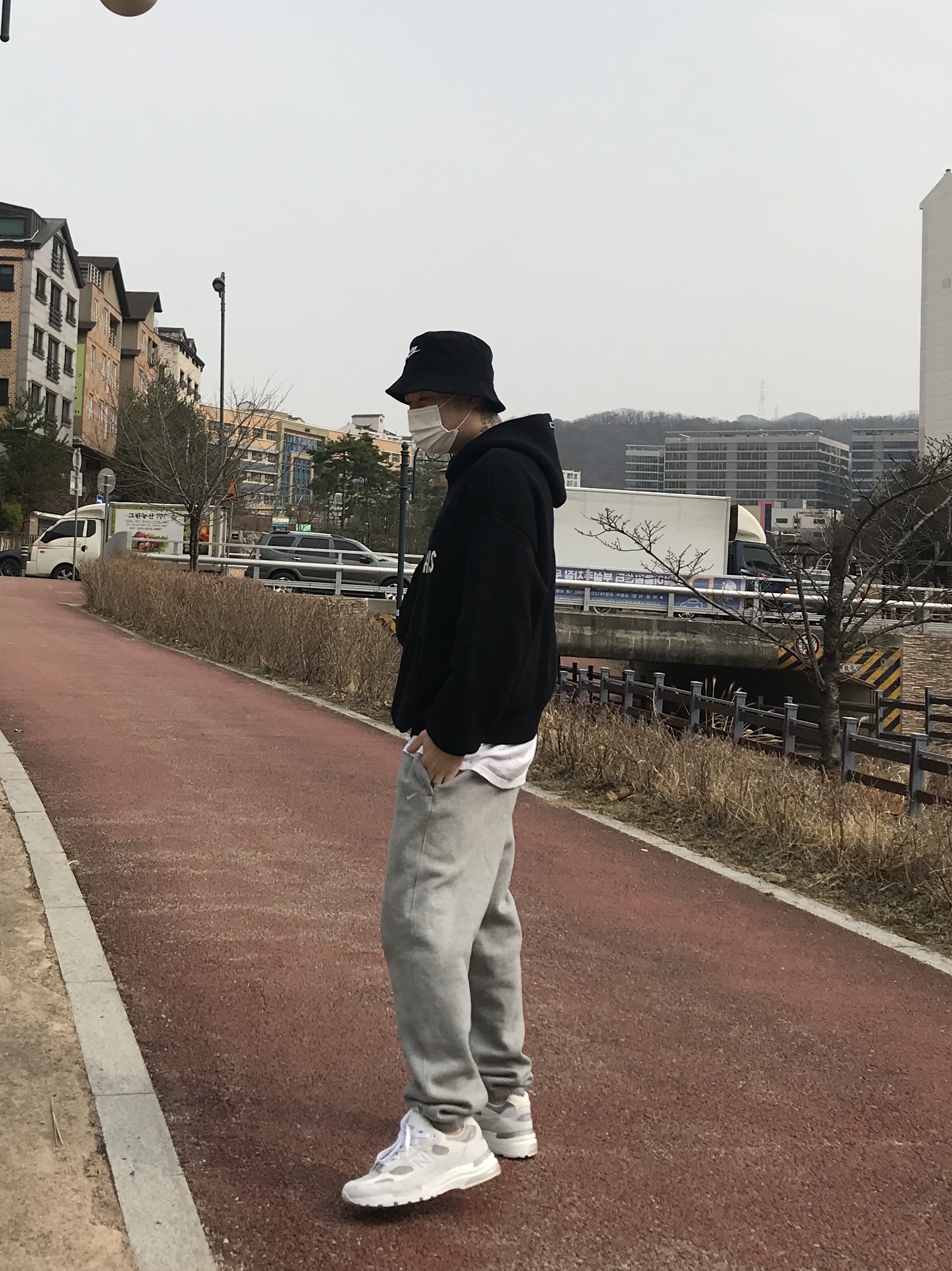 New Balance 992 Made in USA White Silver, Essentials Knit Hoodie Black - 20FW 착용 스타일 - 1