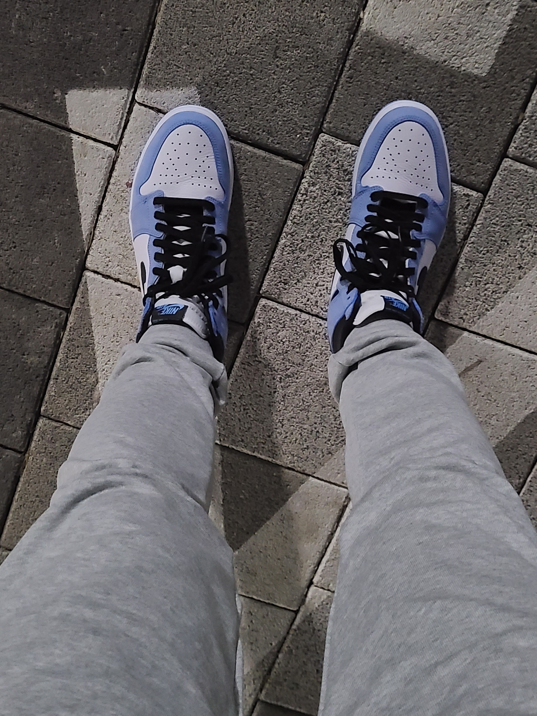 Jordan 1 Retro High OG University Blue 착용 스타일 - 3