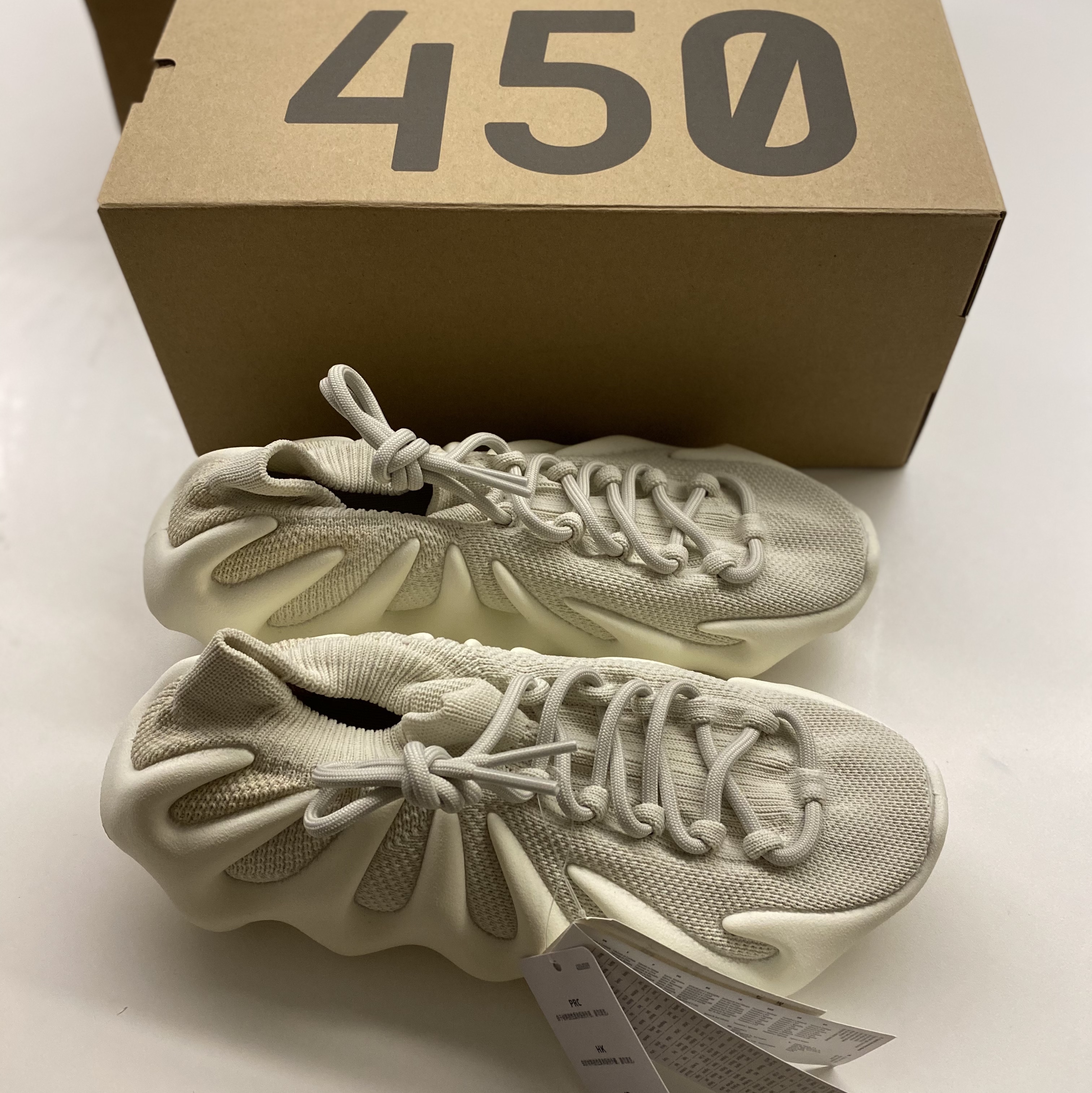 Adidas Yeezy 450 Cloud White 착용 스타일 - 3