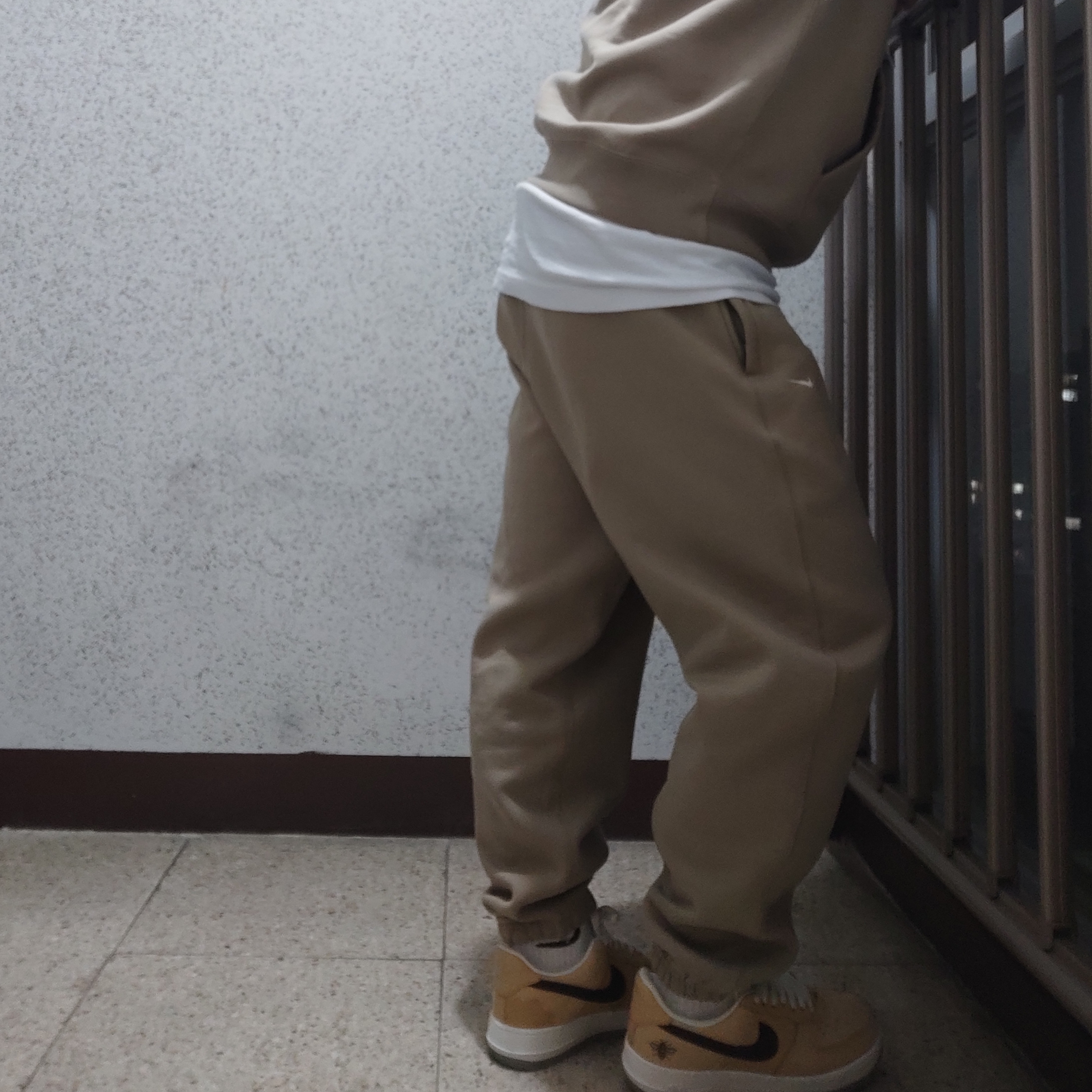 Nike NRG Solo Swoosh Fleece Hoodie Khaki - Asia, Nike NRG Solo Swoosh Fleece Pants Khaki - Asia 착용 스타일 - 1