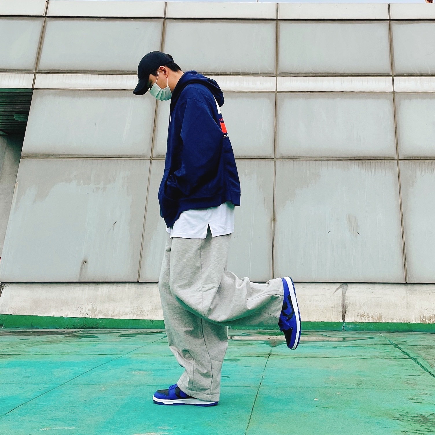 Nike Dunk Low Retro Hyper Cobalt 착용 스타일 - 1