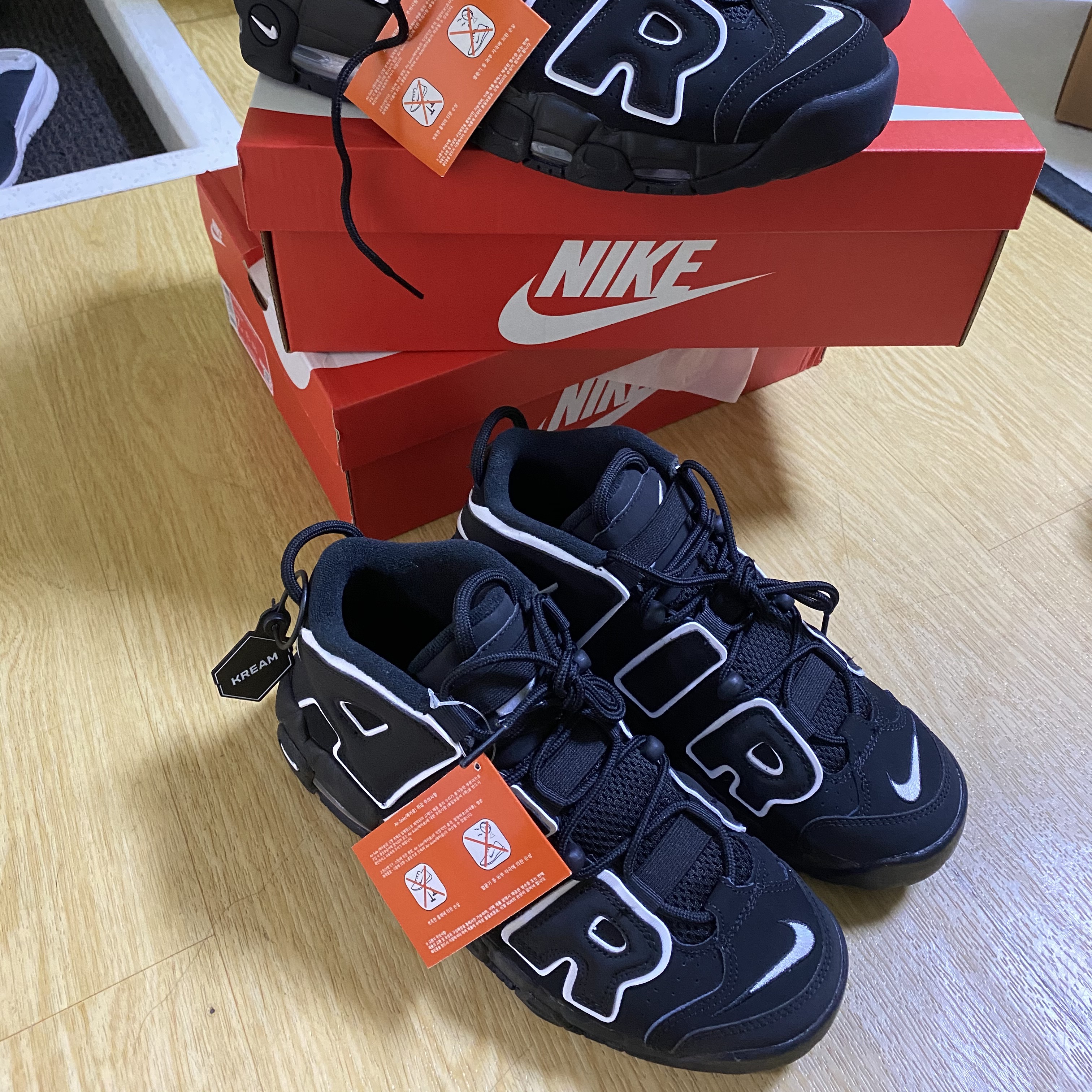 Nike Air More Uptempo Black White 2020, (GS) Nike Air More Uptempo Black White 2020 착용 스타일 - 3