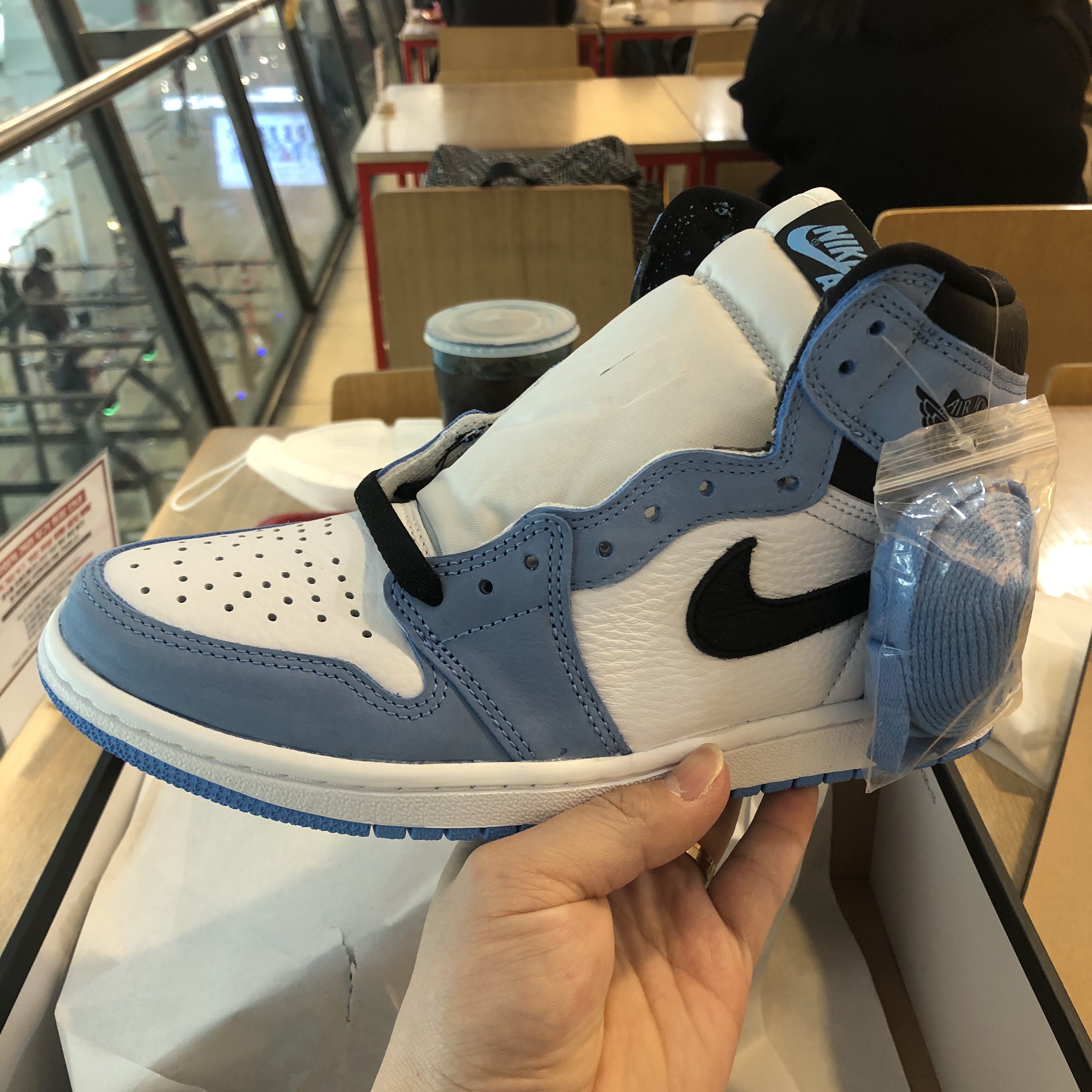 Jordan 1 Retro High OG University Blue 착용 스타일 - 2