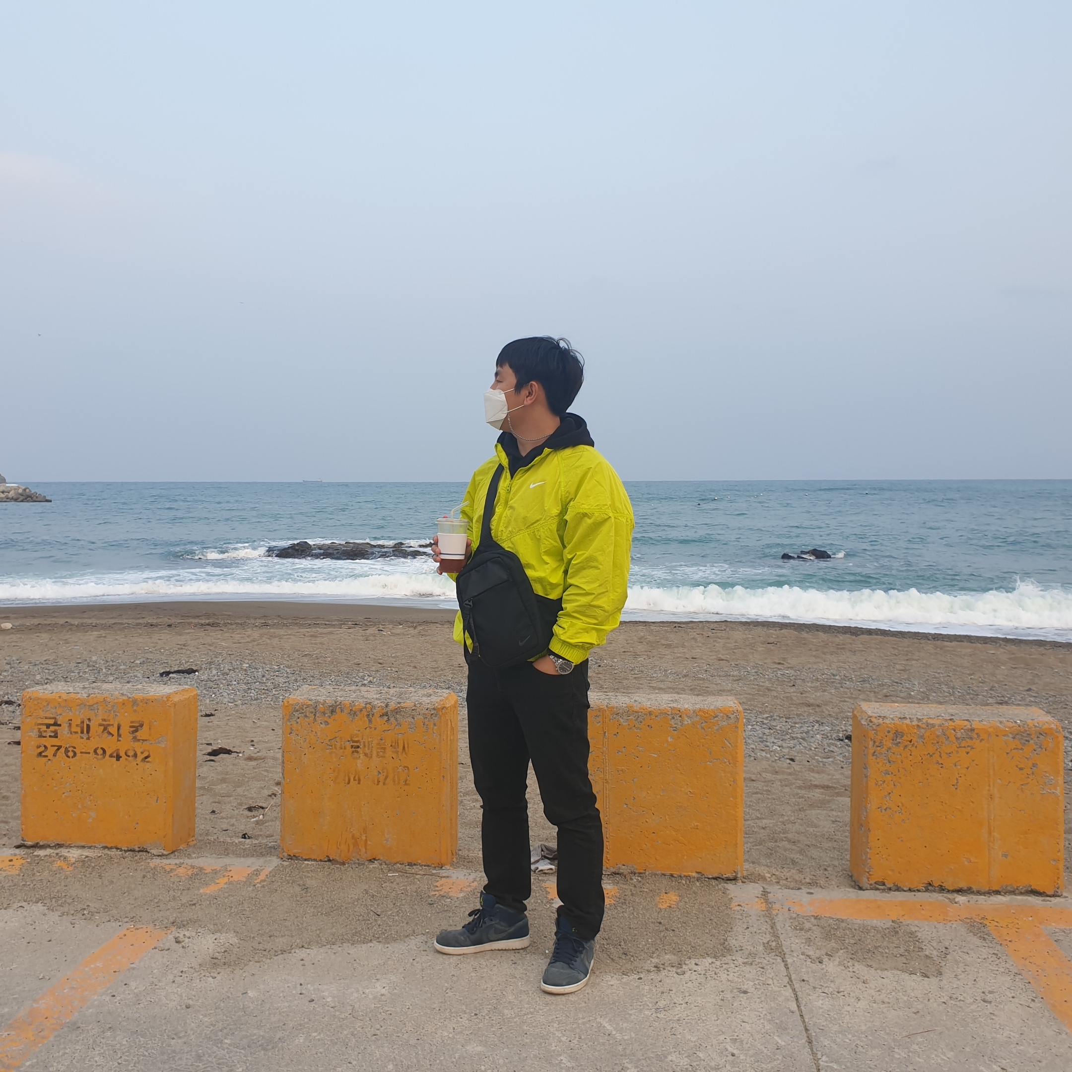 Nike x Stussy Windrunner Jacket Bright Cactus 착용 스타일