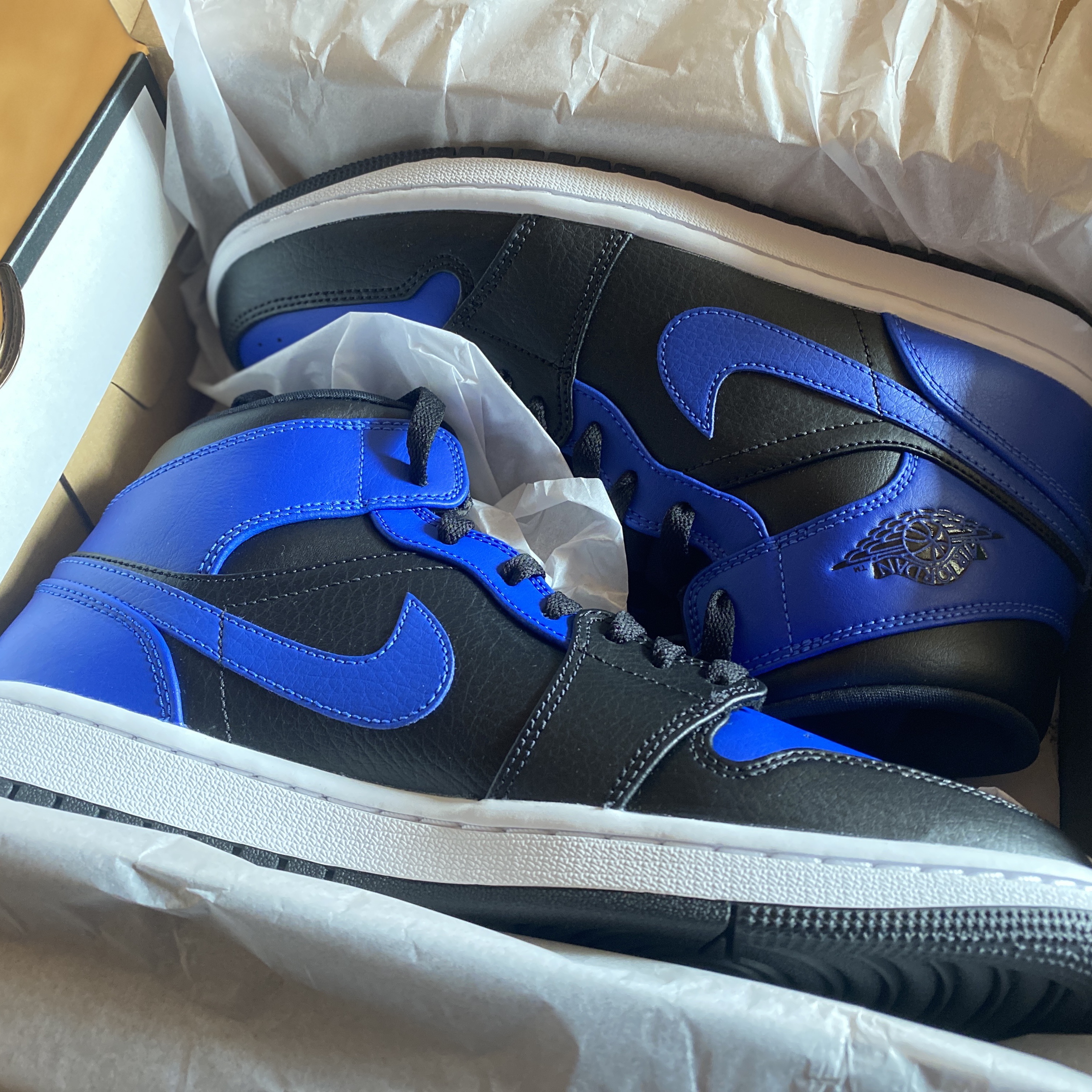 Jordan 1 Mid Black Hyper Royal 착용 스타일 - 1