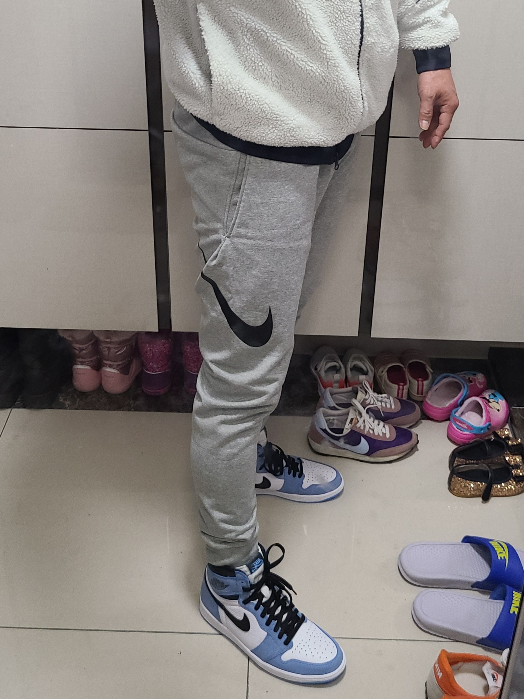 Jordan 1 Retro High OG University Blue 착용 스타일 - 1