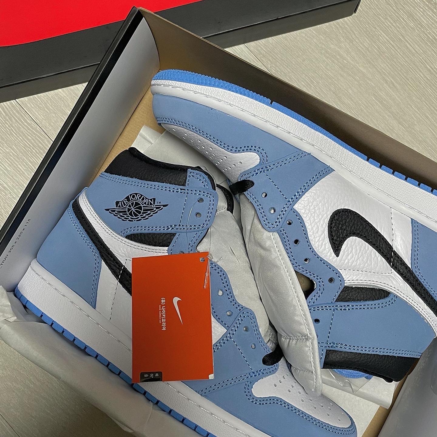 Jordan 1 Retro High OG University Blue, Nike x Stussy WT T-Shirt White - US/EU 착용 스타일 - 4