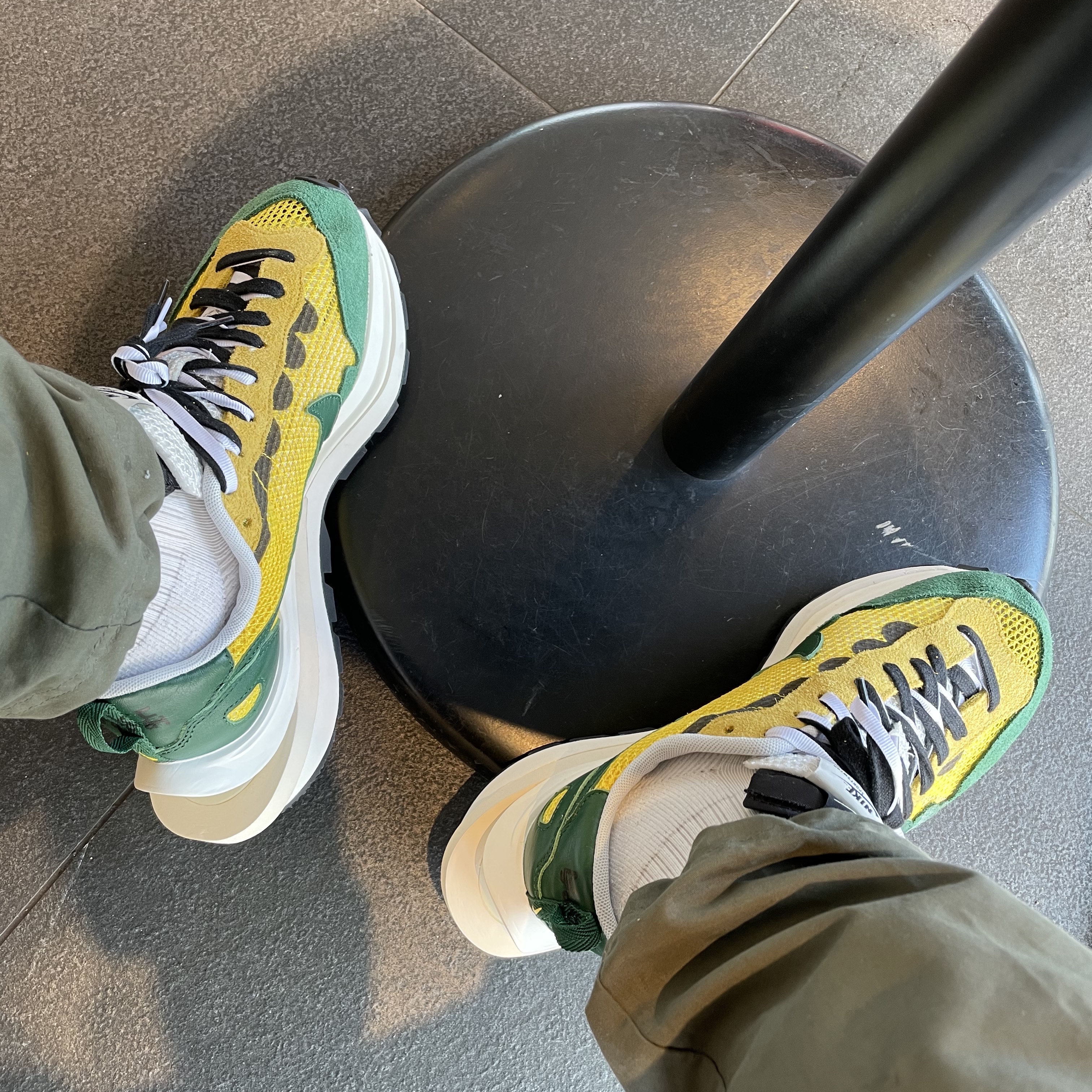 Nike x Sacai VaporWaffle Tour Yellow & Gorge Green Sail 착용 스타일