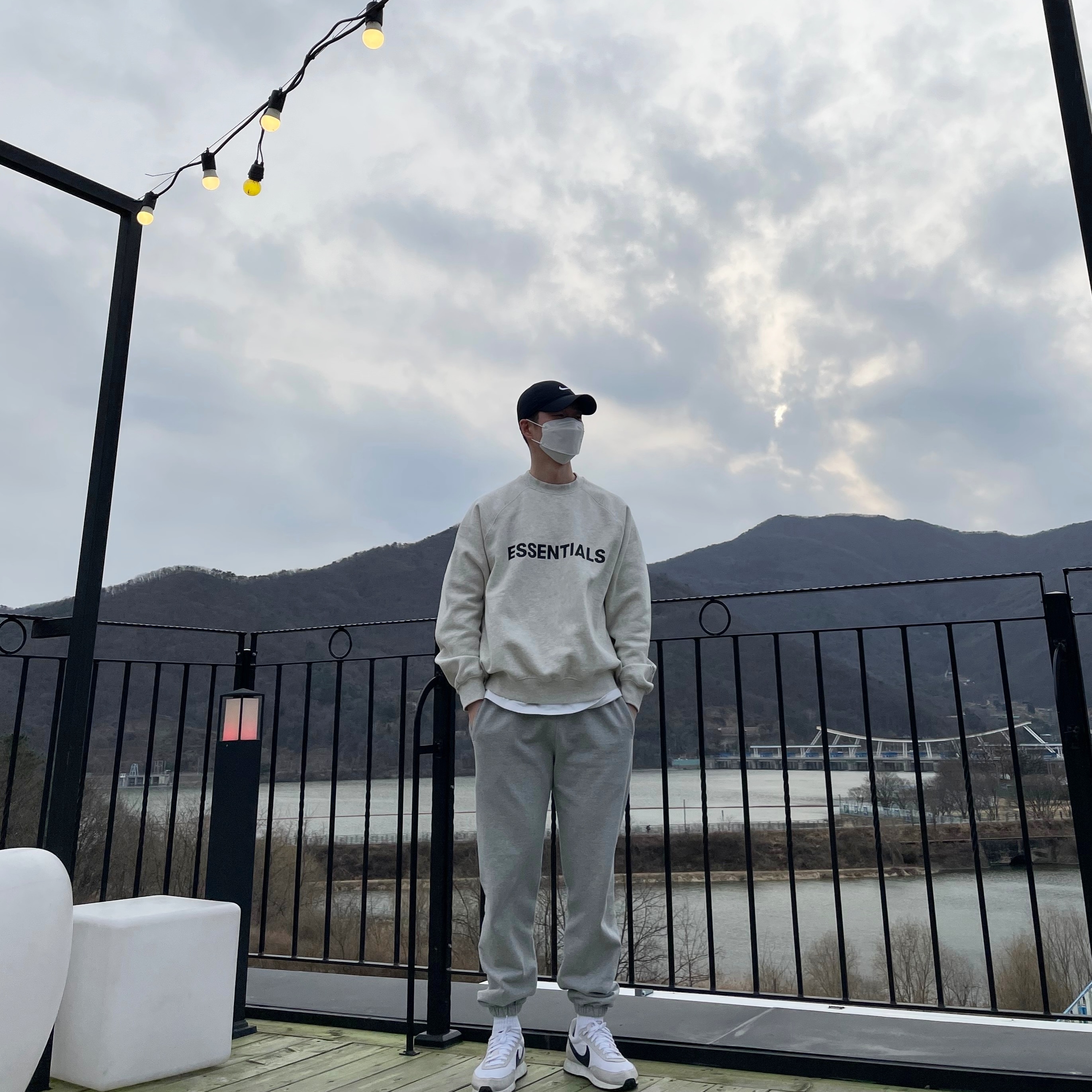 Essentials 3D Silicon Applique Crewneck Oatmeal/Oatmeal Heather/Light Heather Oatmeal 2020 착용 스타일
