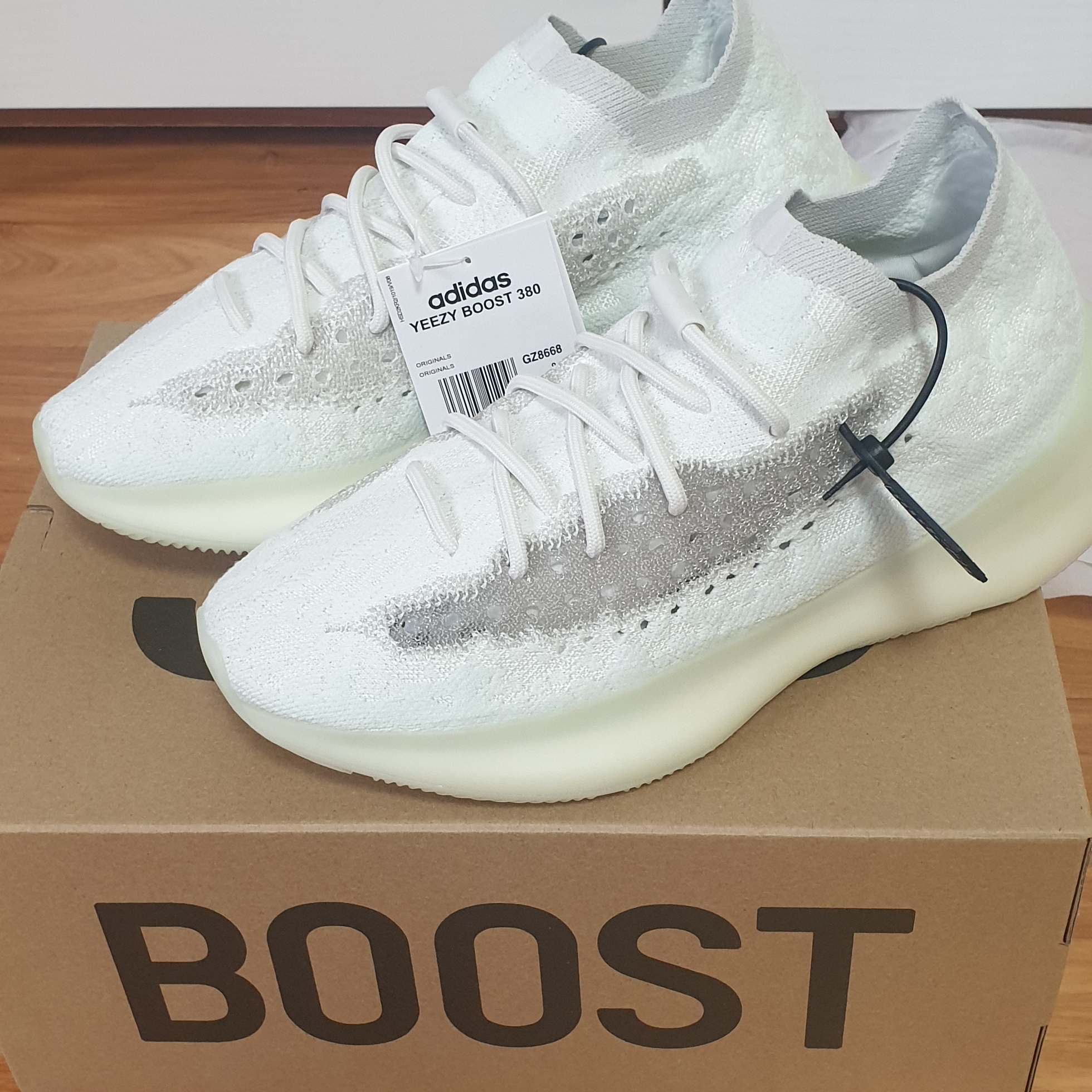 Adidas Yeezy Boost 380 Calcite Glow 착용 스타일