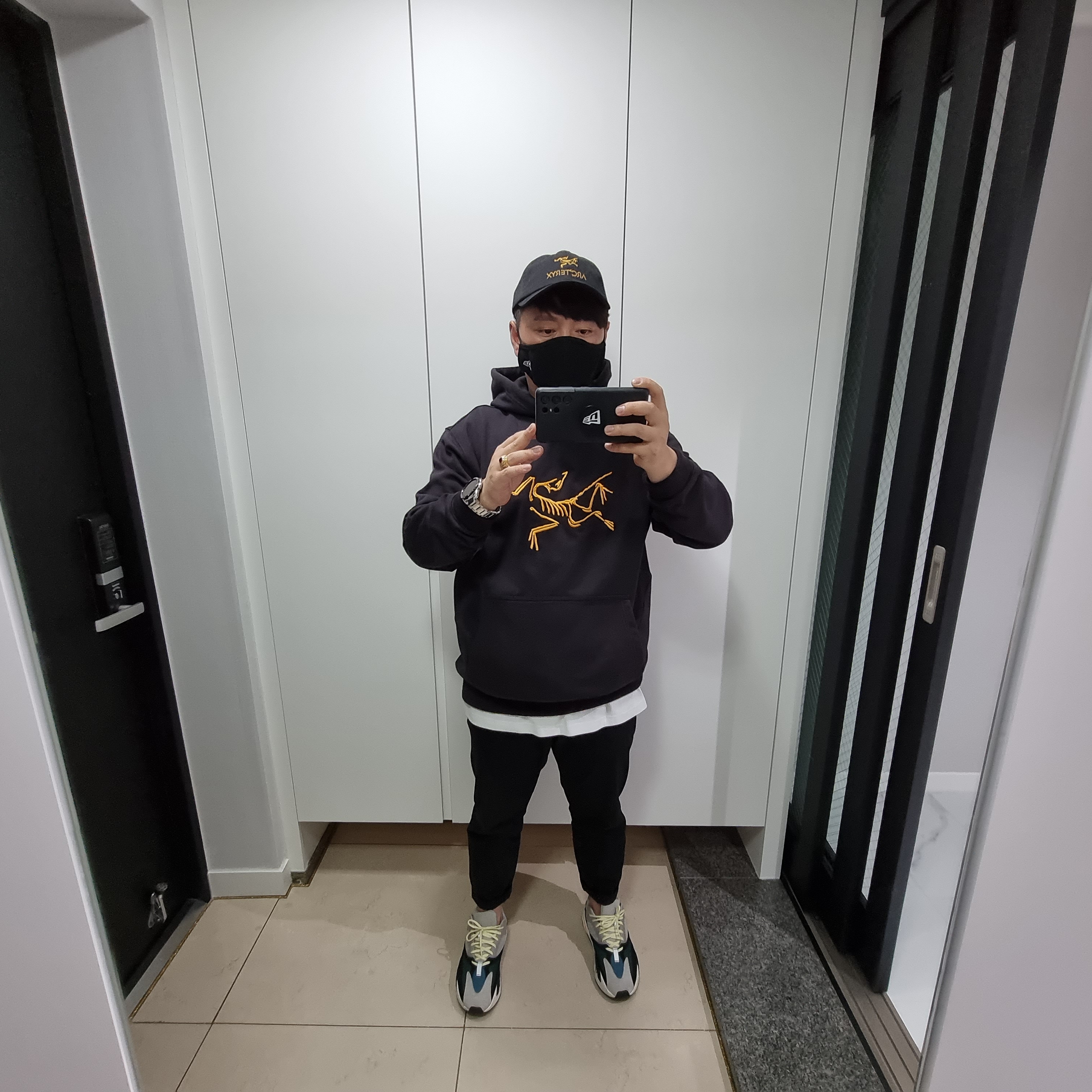 Adidas Yeezy Boost 700 Wave Runner Solid Grey 2017/2019, Palace x Arc'teryx Hood Black - 20FW 착용 스타일