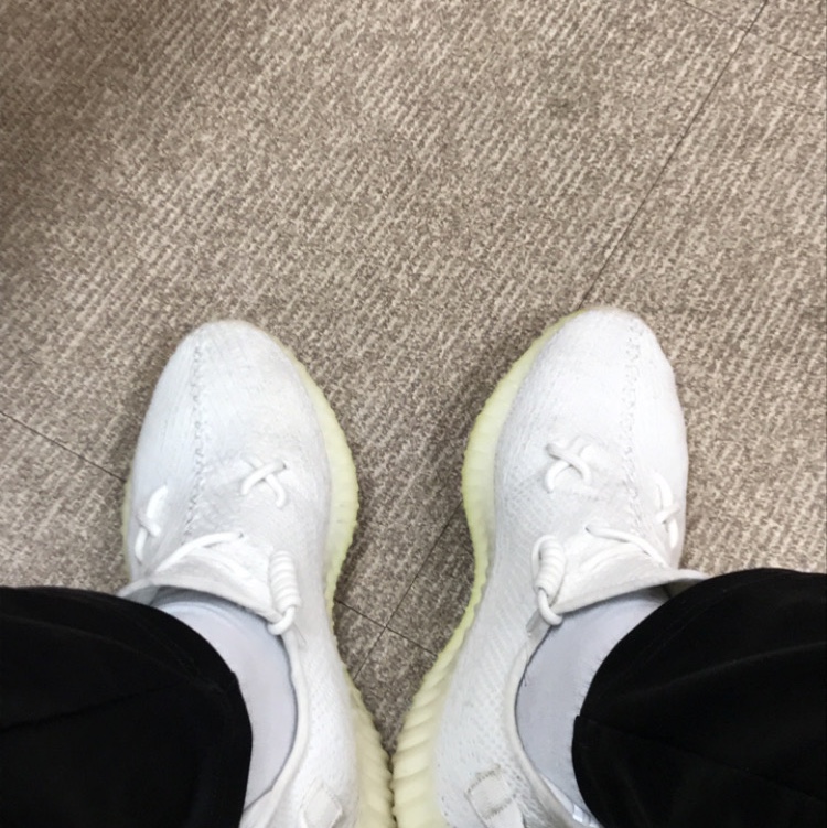 Adidas Yeezy Boost 350 V2 Cream/Triple White 착용 스타일