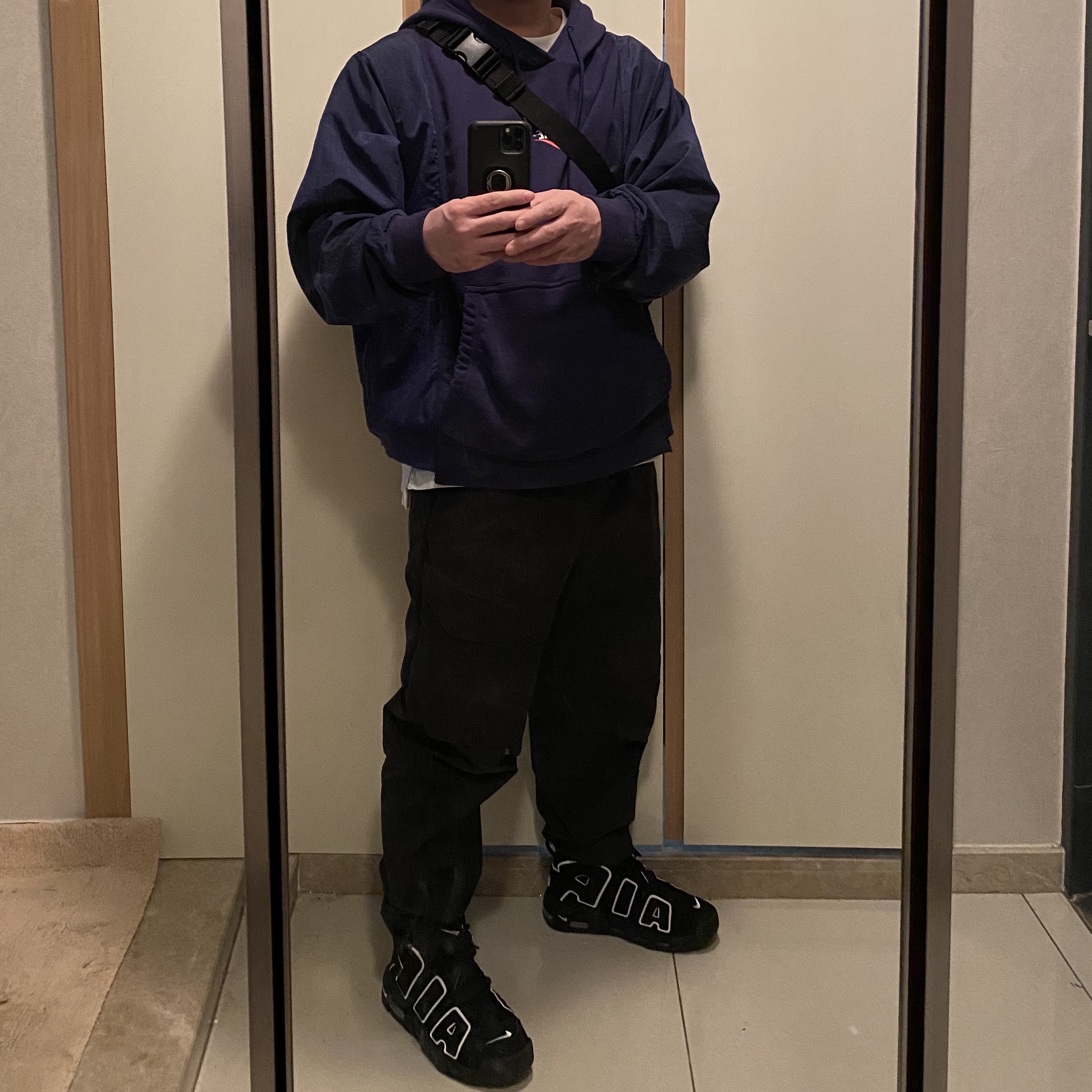 Nike Air More Uptempo Black White 2020, Nike NSW Hoodie BRS Midnight Navy 착용 스타일