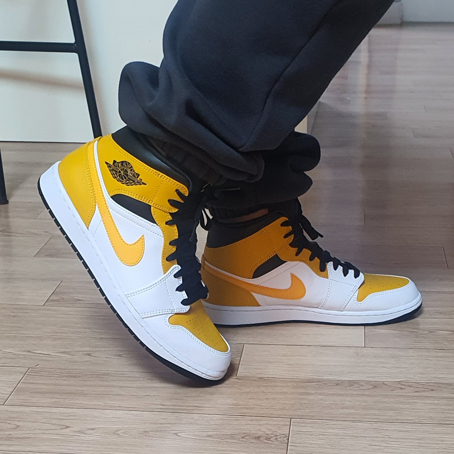 Jordan 1 Mid White University Gold 착용 스타일 - 1