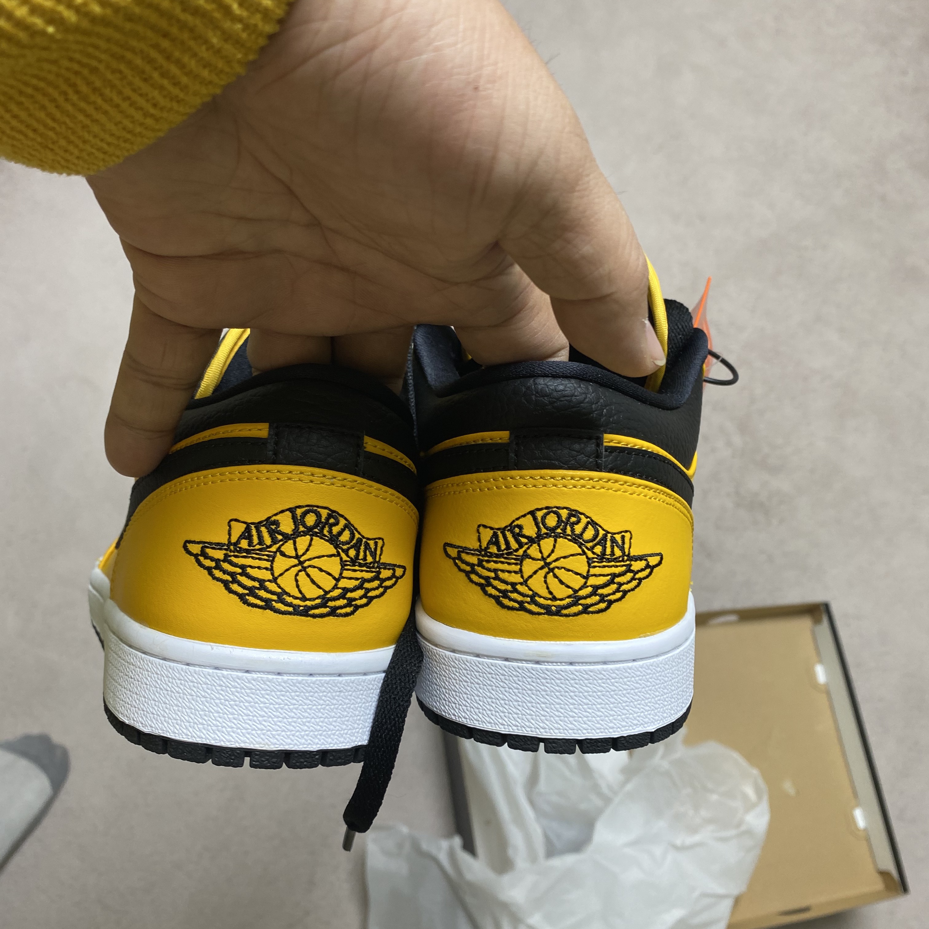Jordan 1 Low University Gold Black 착용 스타일 - 2