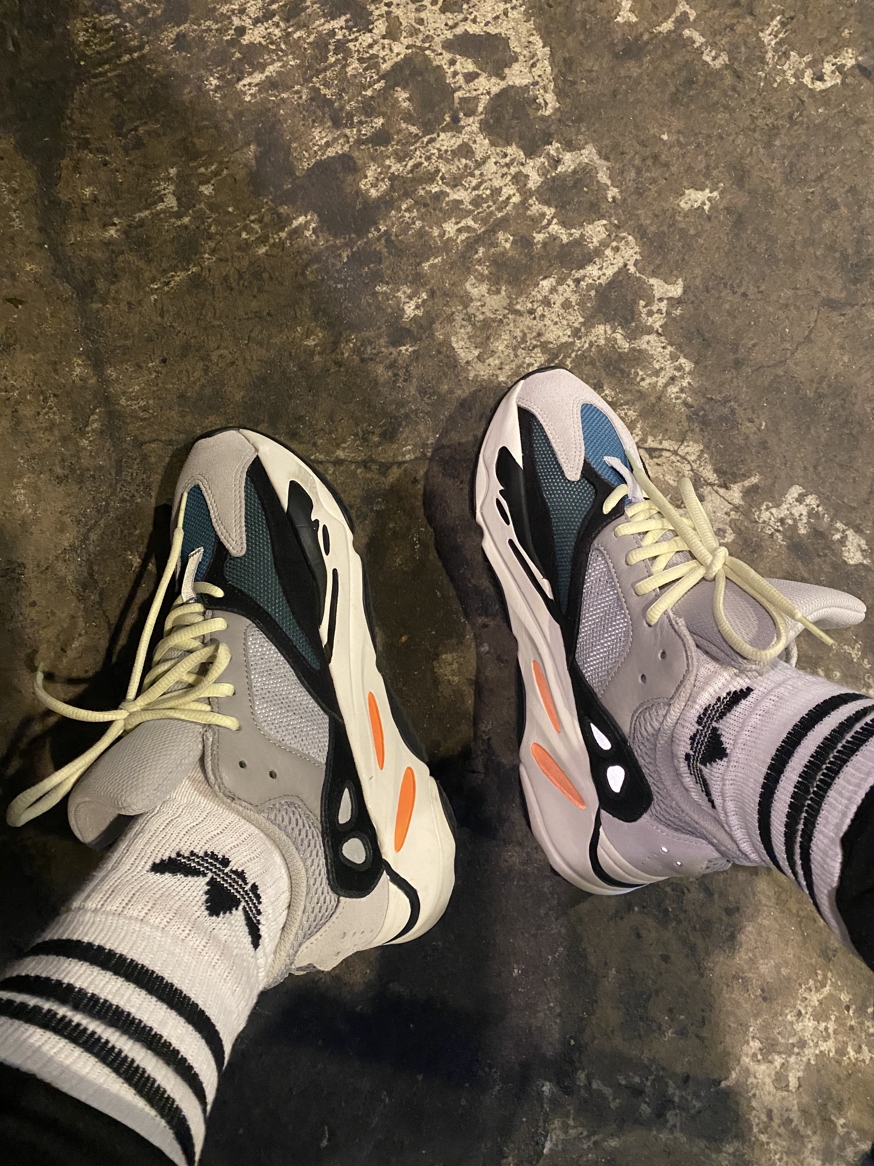Adidas Yeezy Boost 700 Wave Runner Solid Grey 2017/2019 착용 스타일 - 1