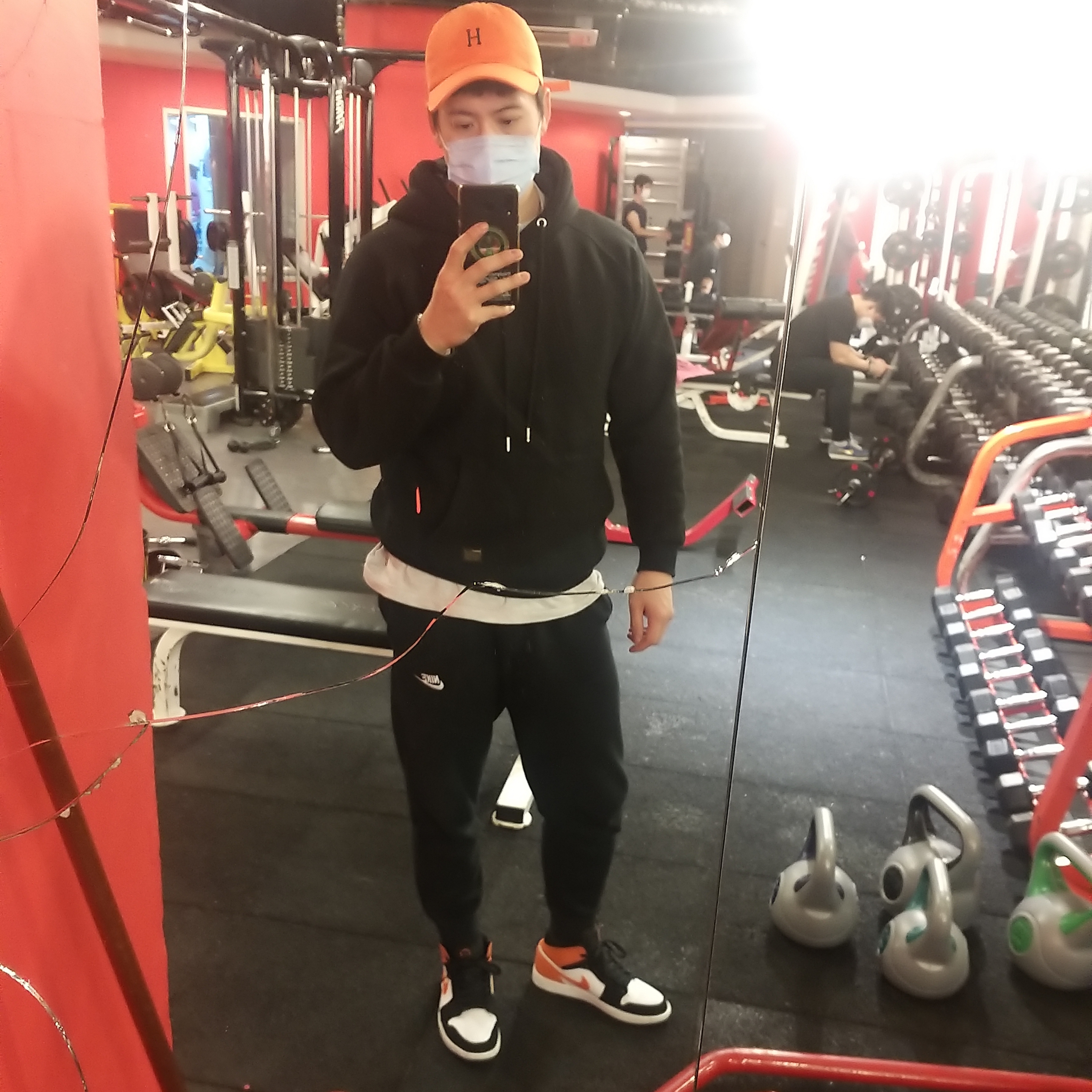 Jordan 1 Mid Shattered Backboard 착용 스타일