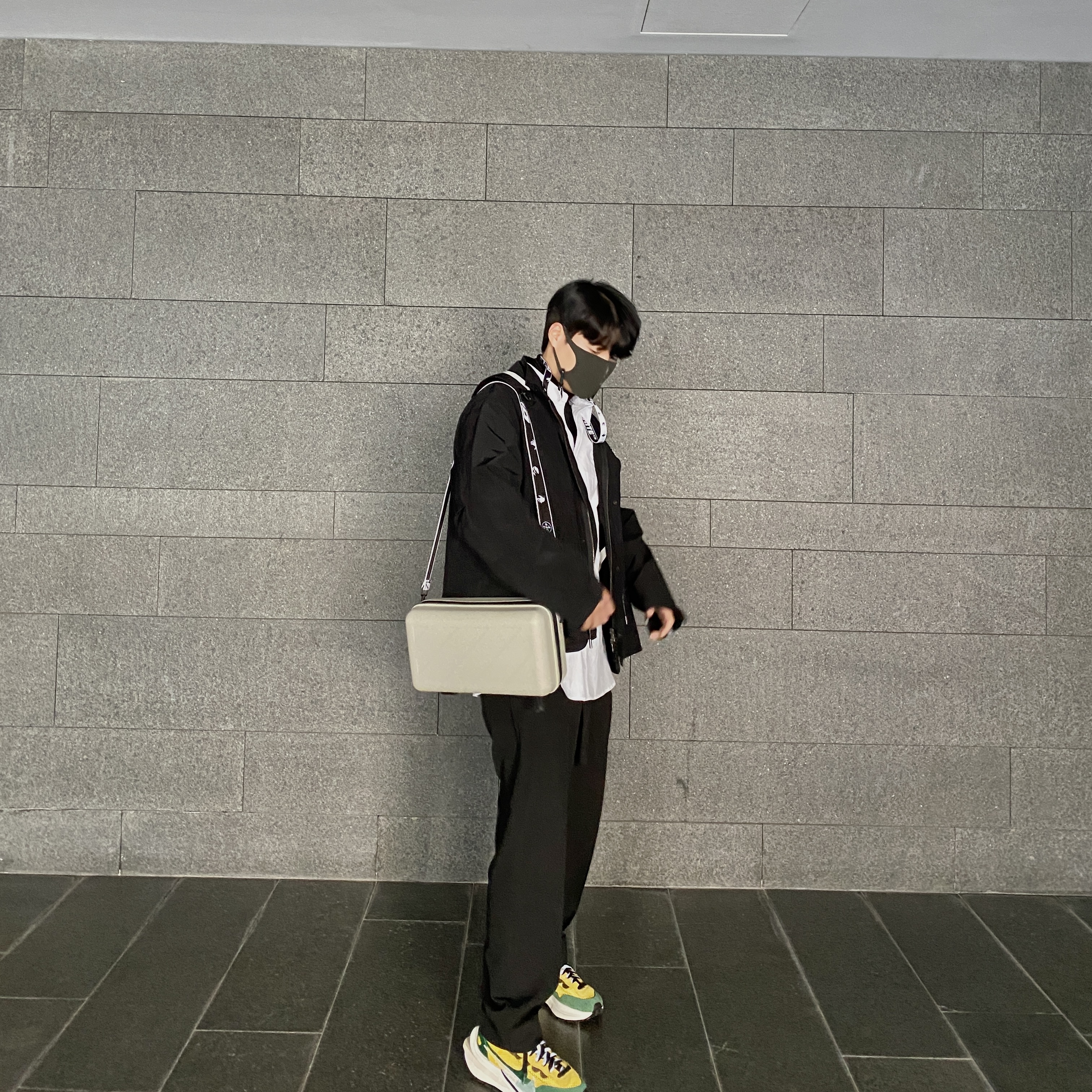 Nike x Sacai VaporWaffle Tour Yellow & Gorge Green Sail, Off-White x Amore Pacific Protection Box (Without Cosmetics) 착용 스타일