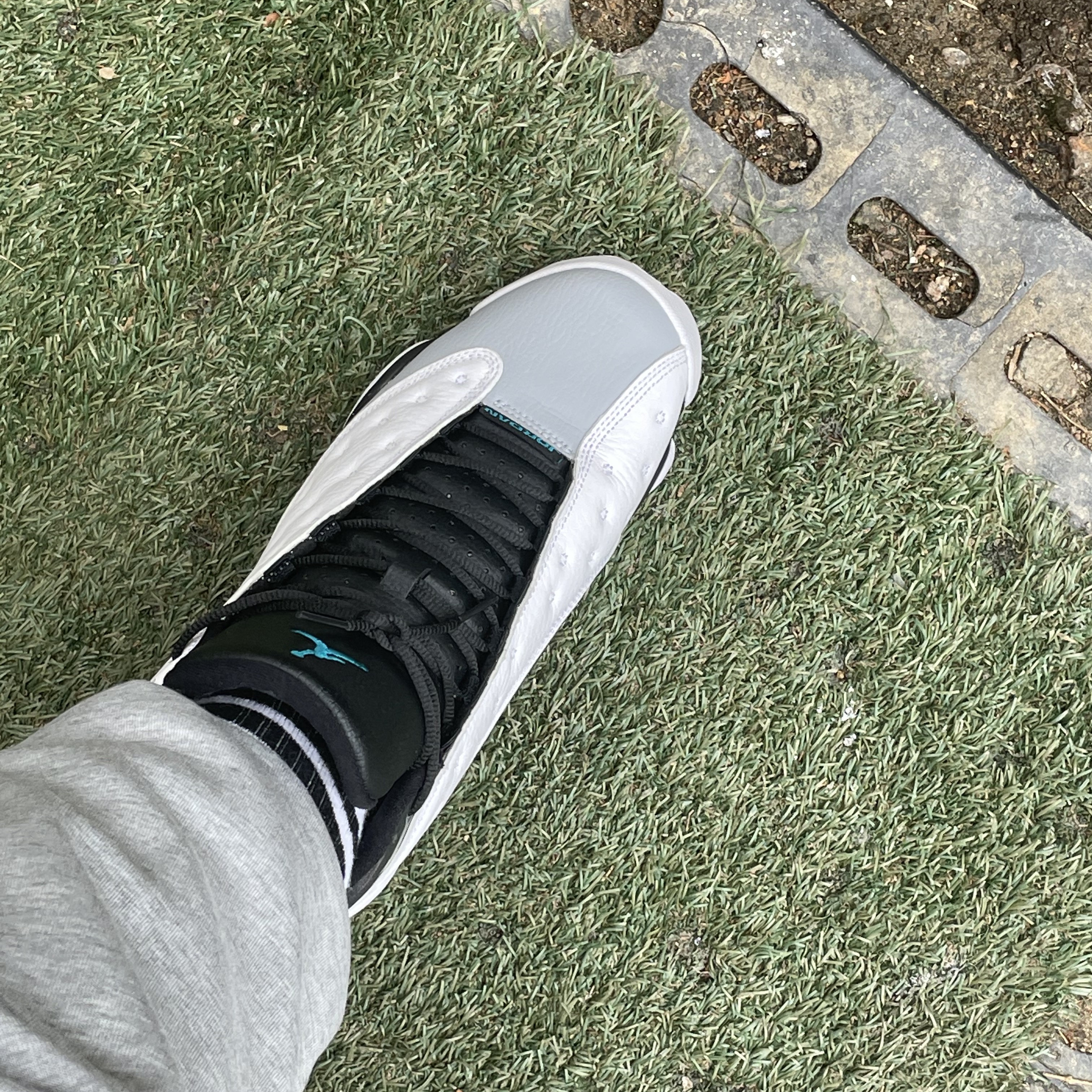Jordan 13 Retro Barons Hologram 착용 스타일