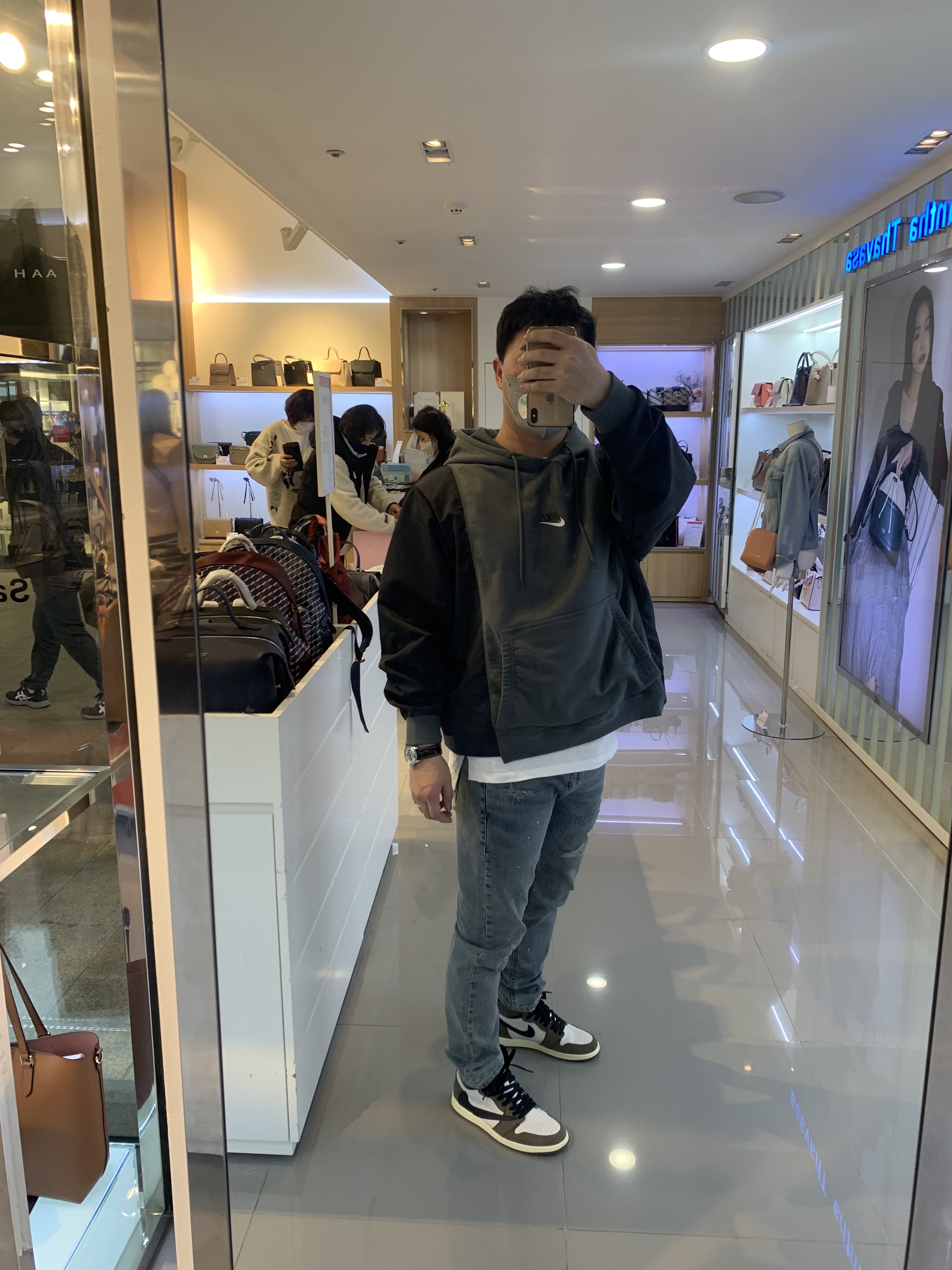 Jordan 1 x Travis Scott Retro High OG SP Mocha 착용 스타일 - 1