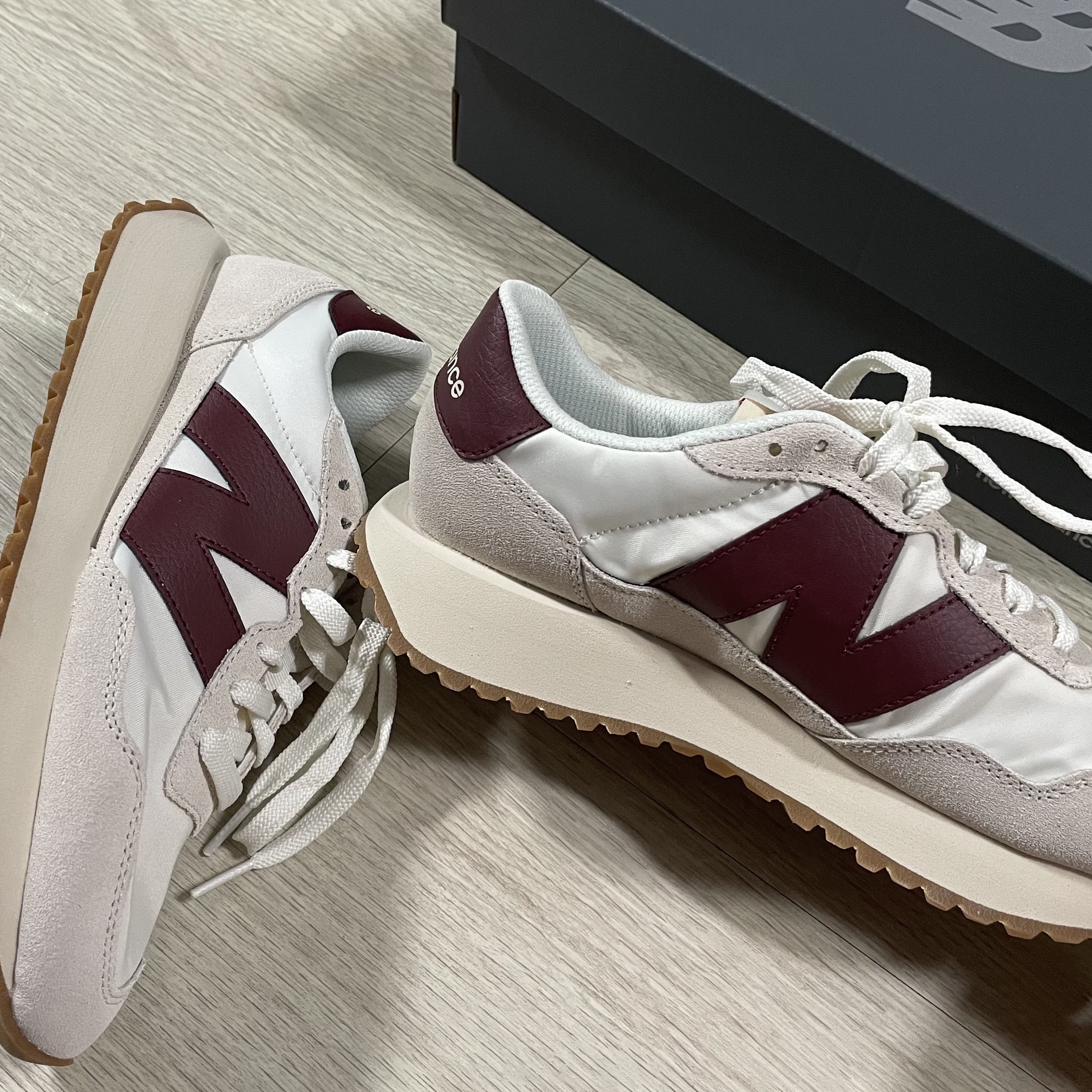 New Balance 237 Moonbeam Classic Burgundy 착용 스타일