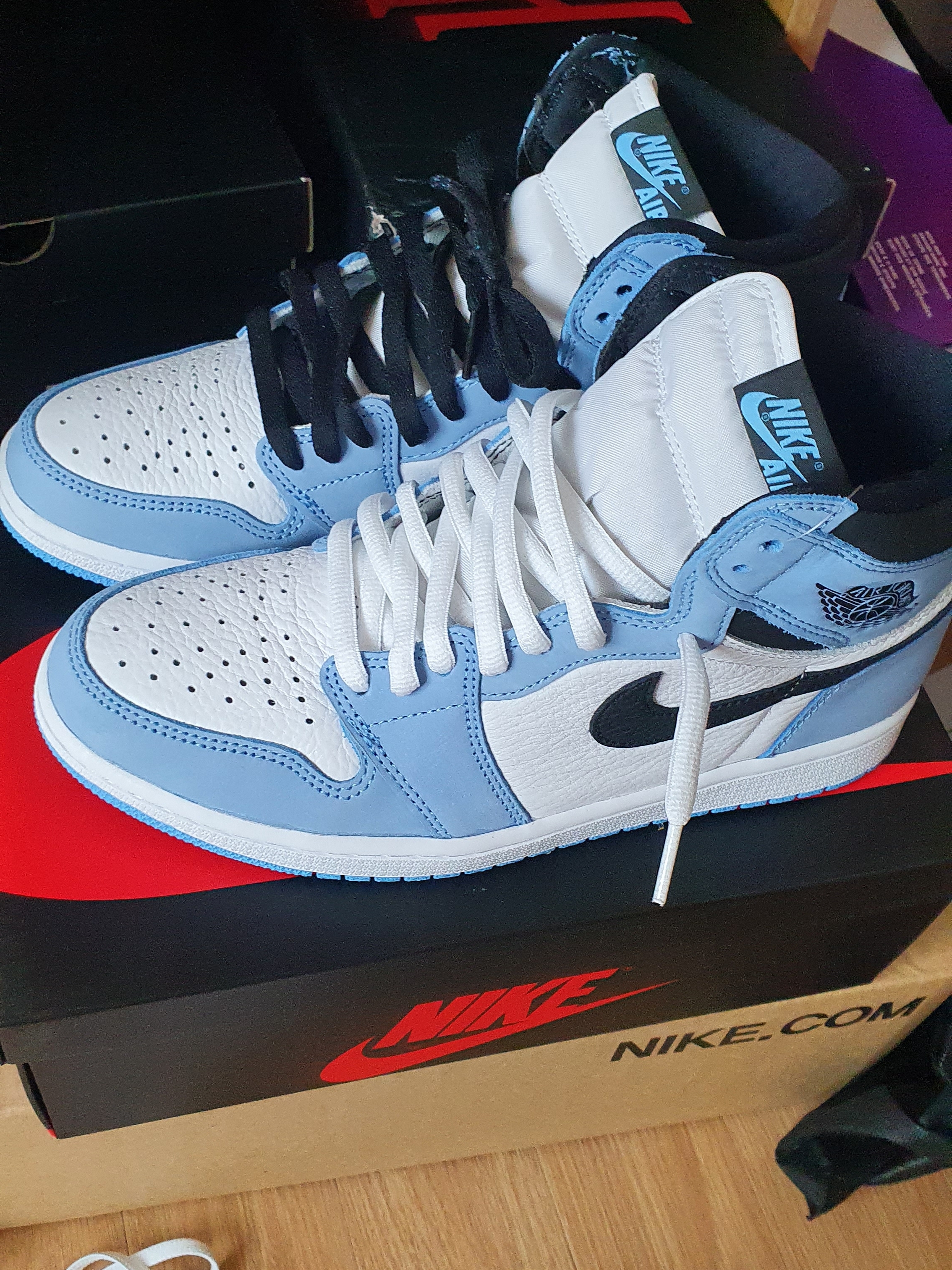 Jordan 1 Retro High OG University Blue 착용 스타일 - 4