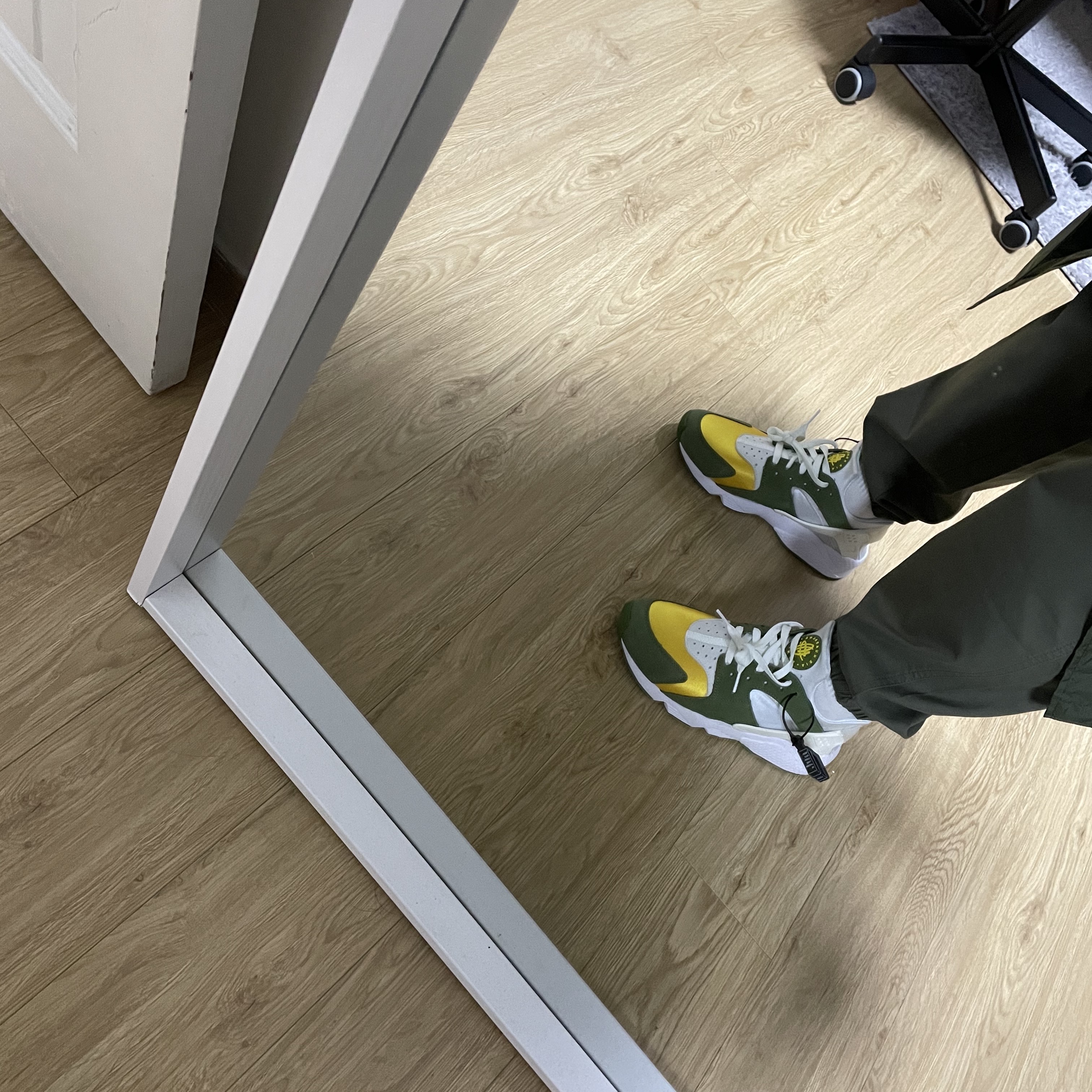 Nike x Stussy Air Huarache LE Dark Olive 착용 스타일 - 2