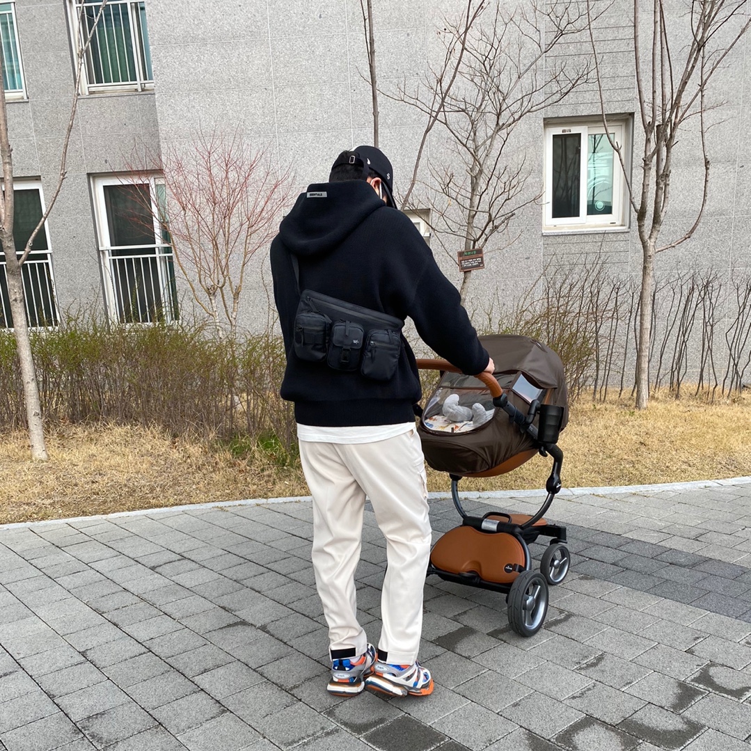 Essentials Knit Hoodie Black - 20FW, Balenciaga Track Sneakers Orange Grey 착용 스타일 - 2