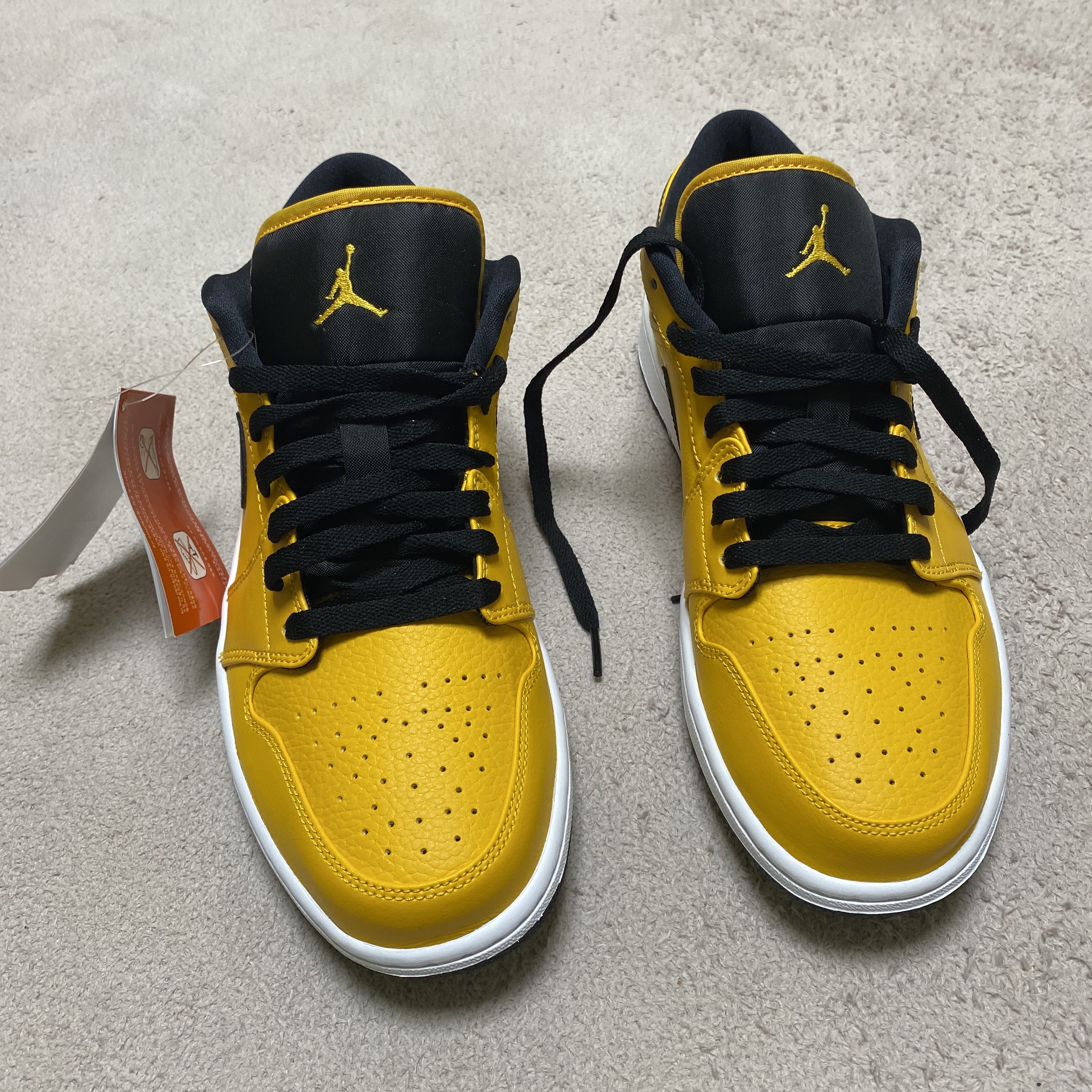 Jordan 1 Low University Gold Black 착용 스타일 - 1