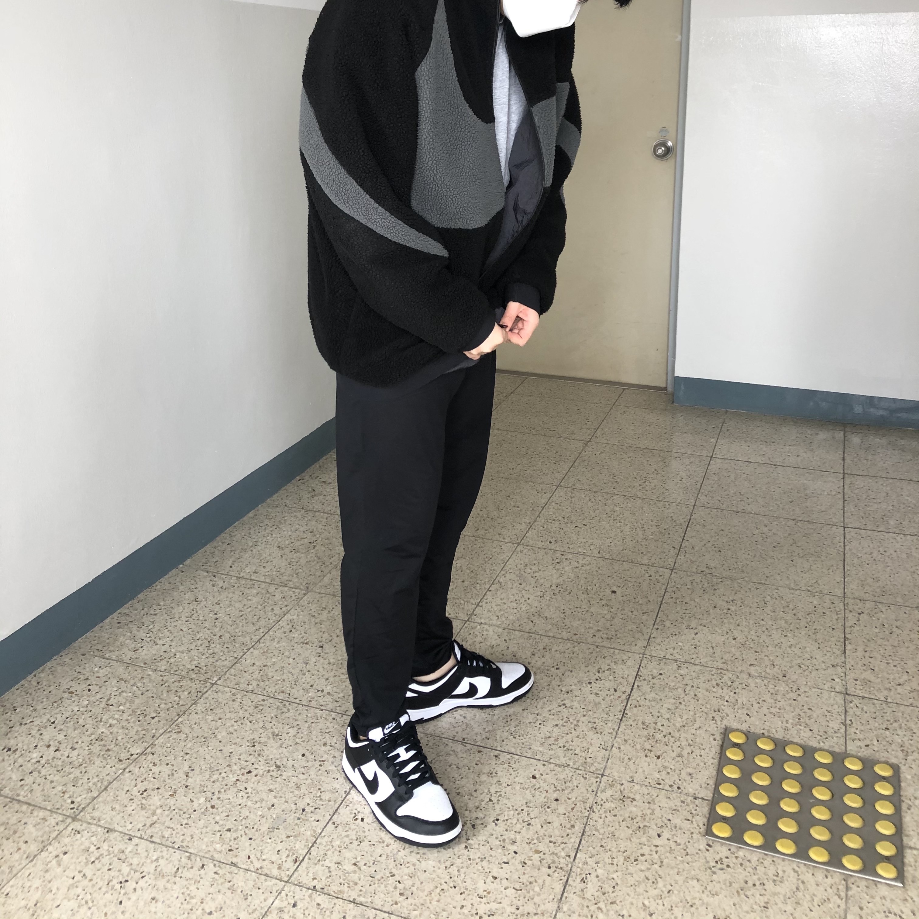 Nike Dunk Low Retro Black, Nike Big Swoosh Full Zip Jacket Black Anthracite 착용 스타일