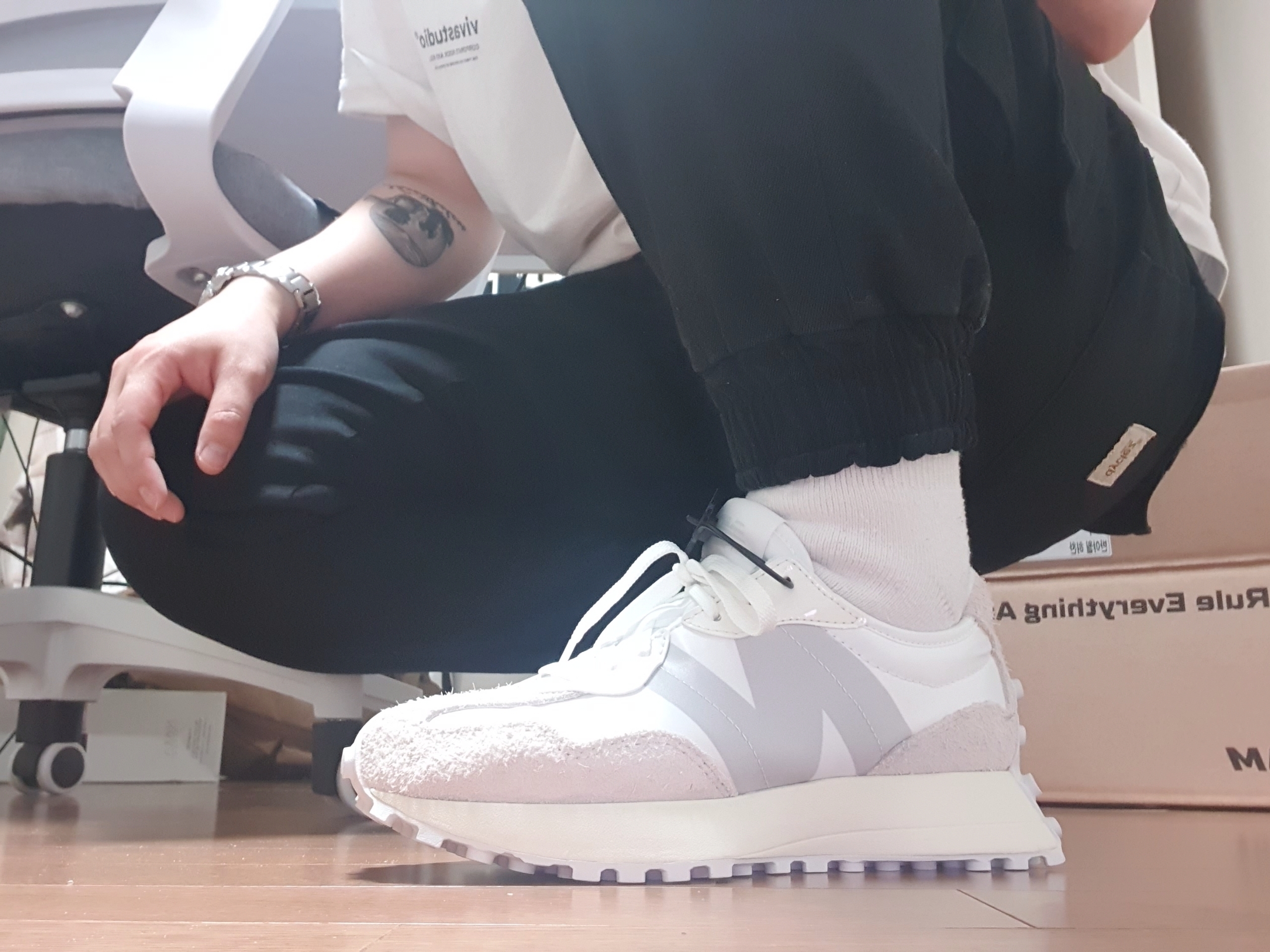 (W) New Balance 327 White Moonbeam 착용 스타일
