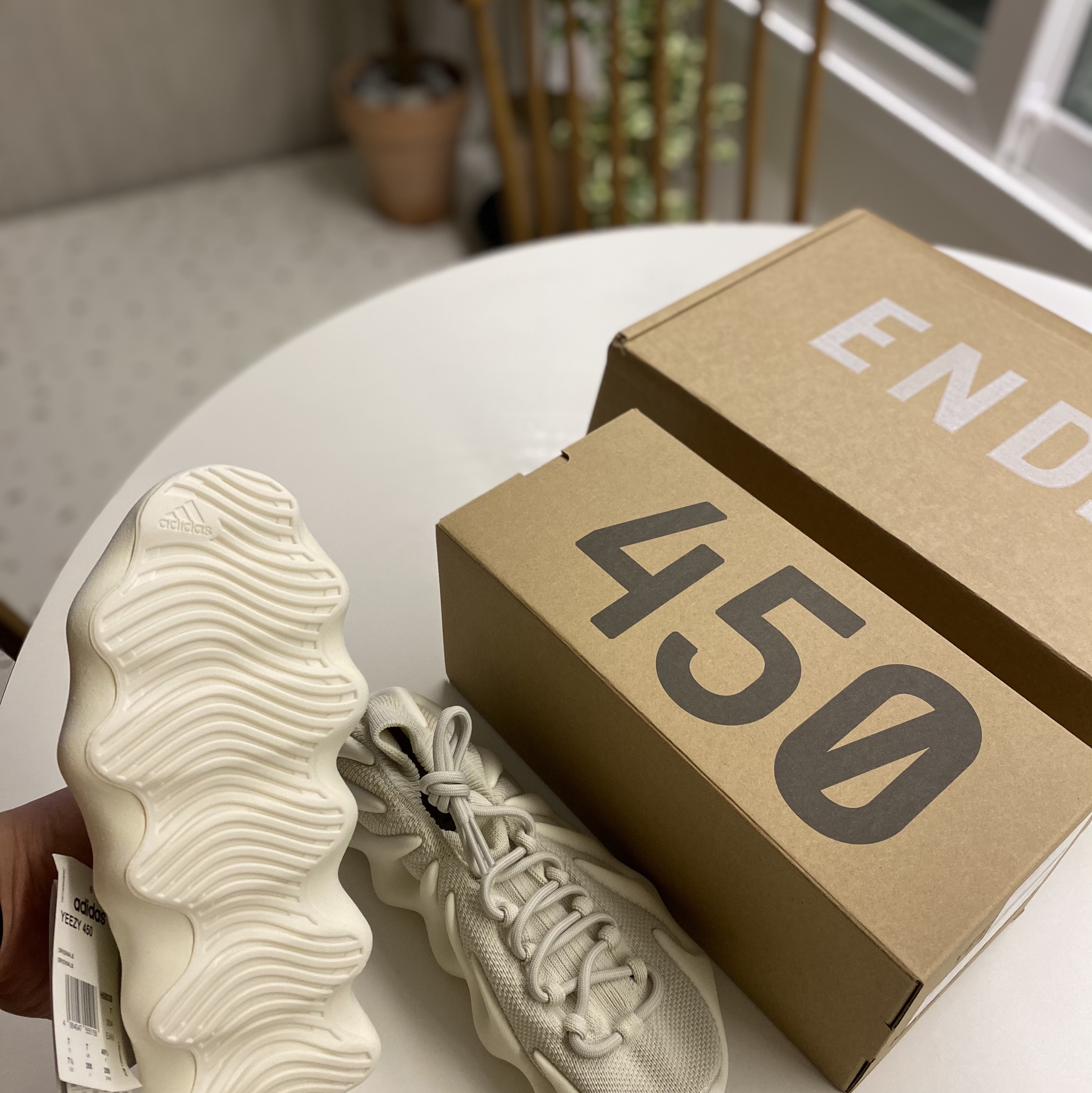 Adidas Yeezy 450 Cloud White 착용 스타일 - 2