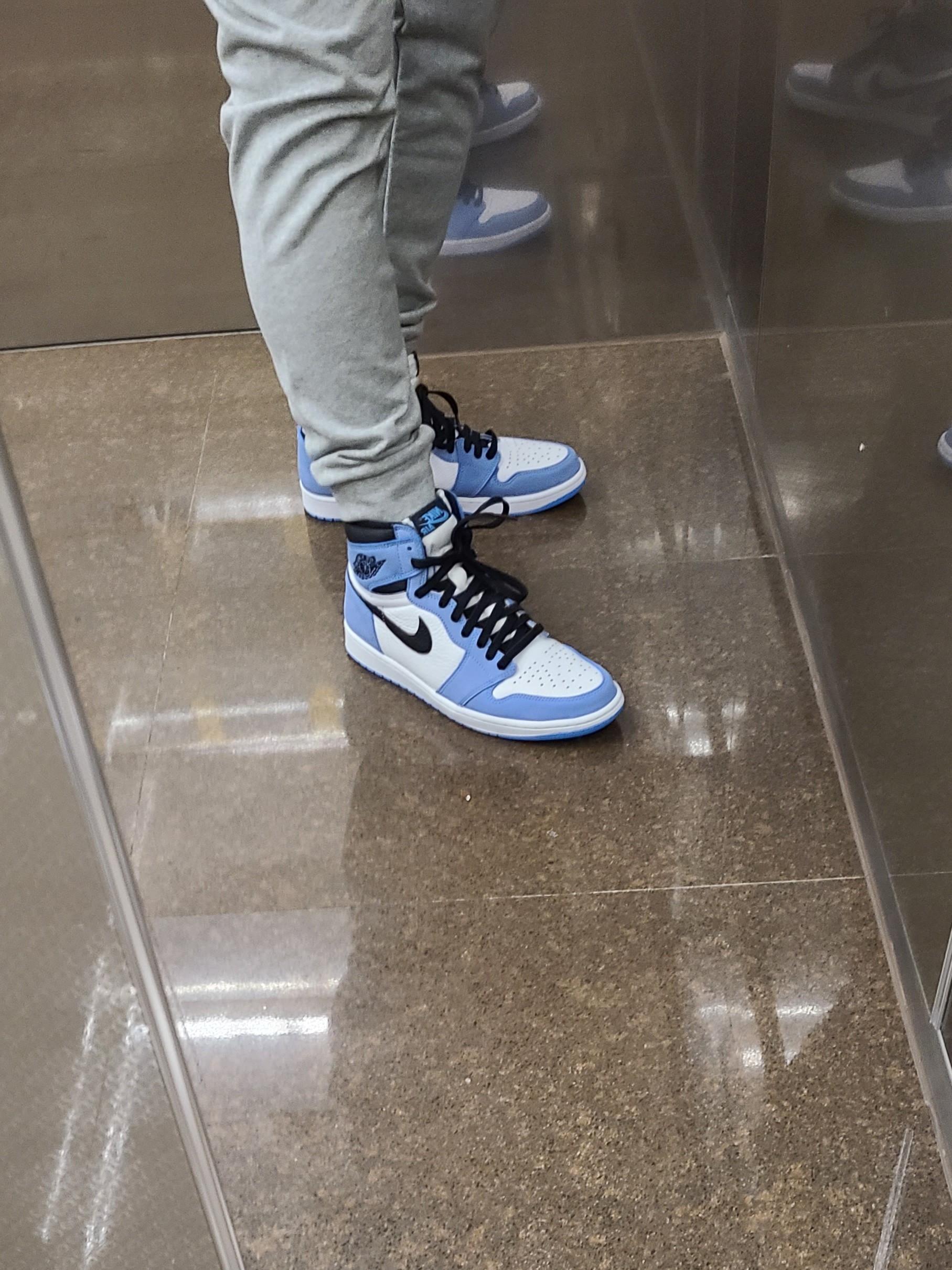 Jordan 1 Retro High OG University Blue 착용 스타일 - 2