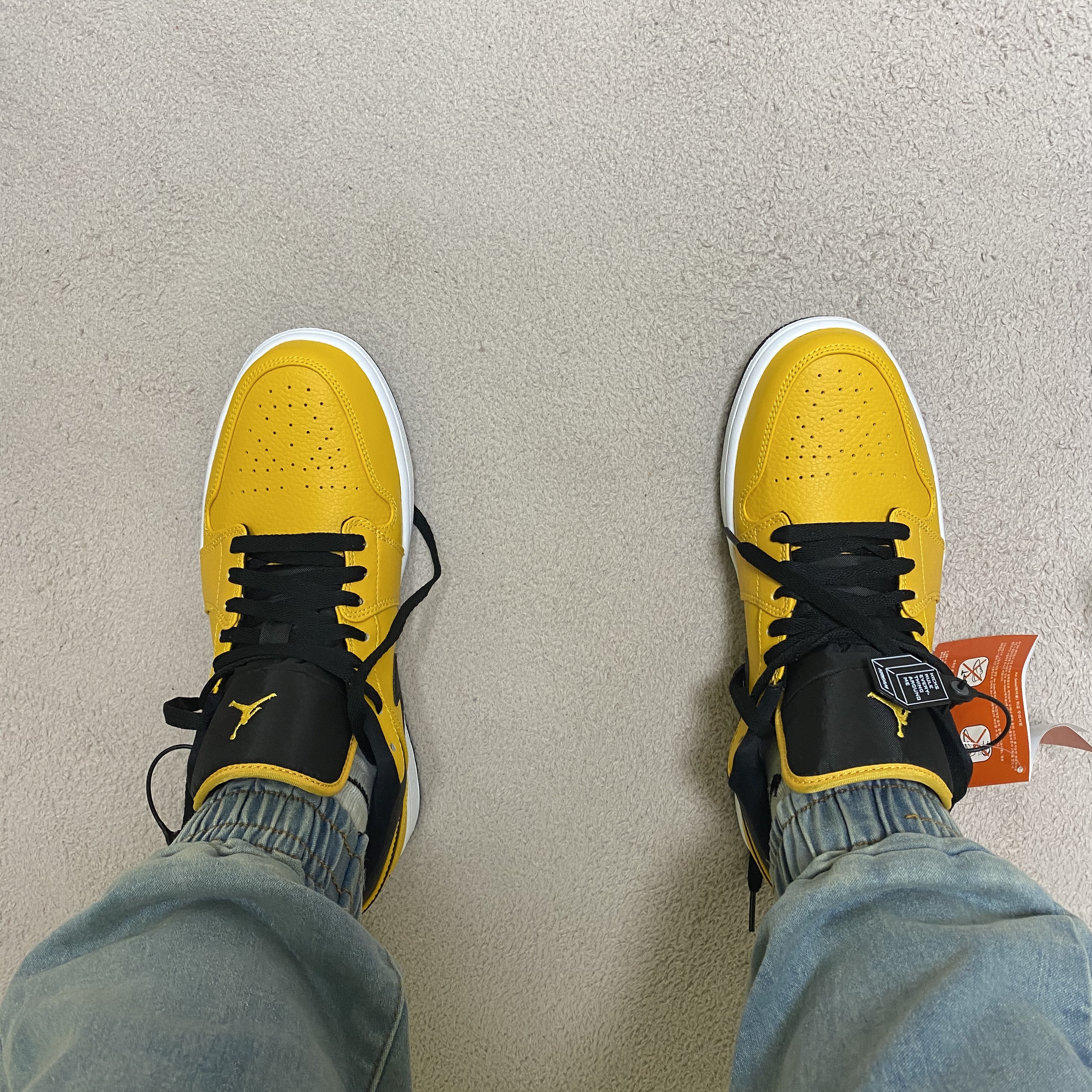 Jordan 1 Low University Gold Black 착용 스타일 - 3