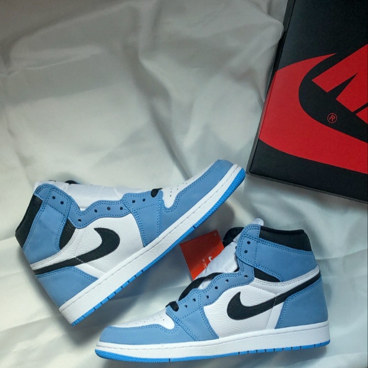 Jordan 1 Retro High OG University Blue 착용 스타일 - 1