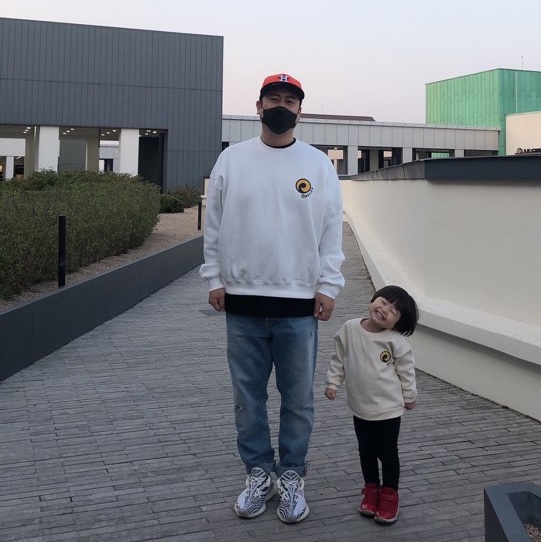 Adidas Yeezy Boost 350 V2 Zebra 2017/2019/2020, (GS) Jordan 11 Retro Win Like 96 Gym Red 착용 스타일 - 2