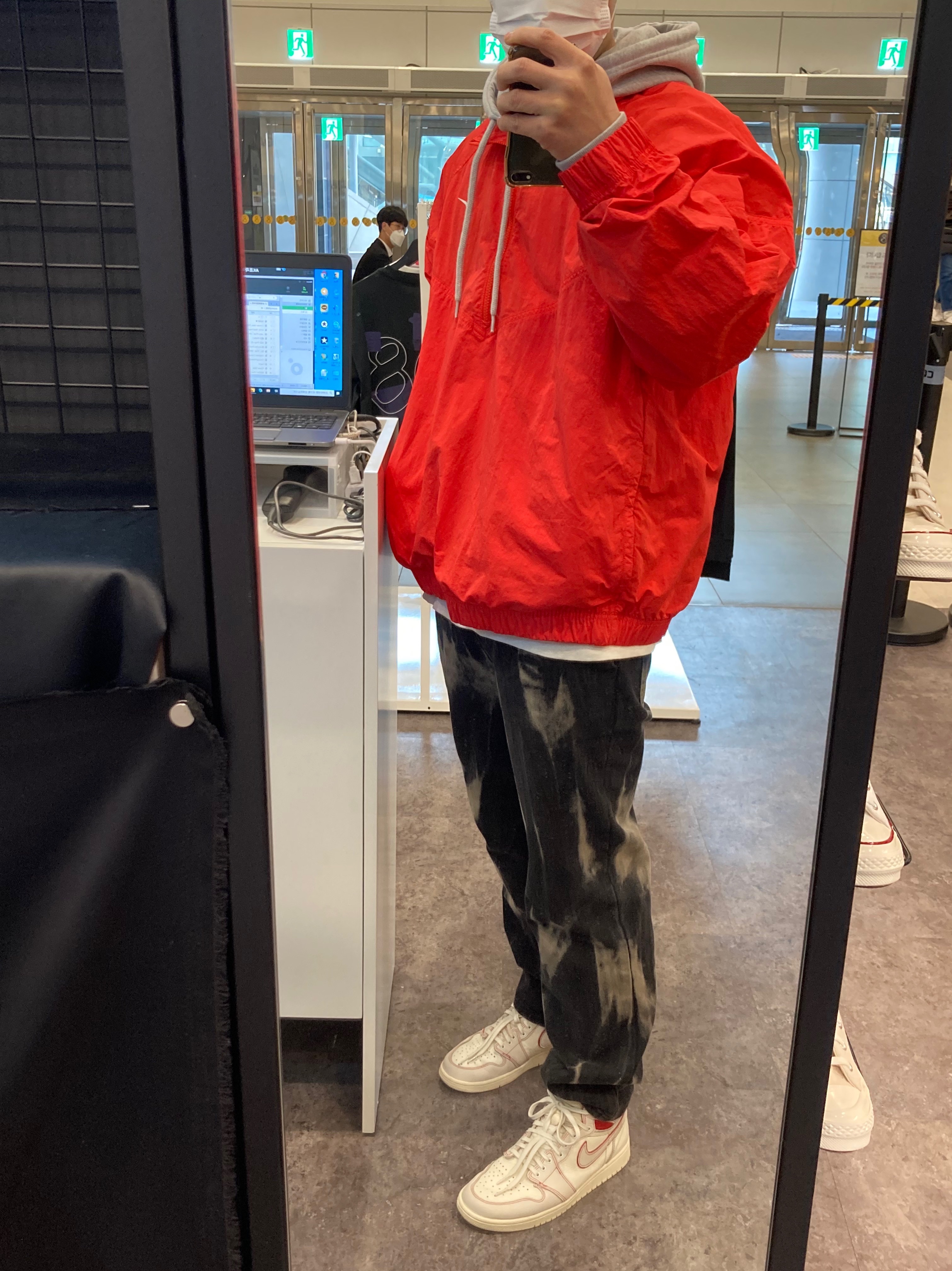 Jordan 1 Retro High Phantom Gym Red, Nike x Stussy Windrunner Jacket Habanero Red 착용 스타일 - 1