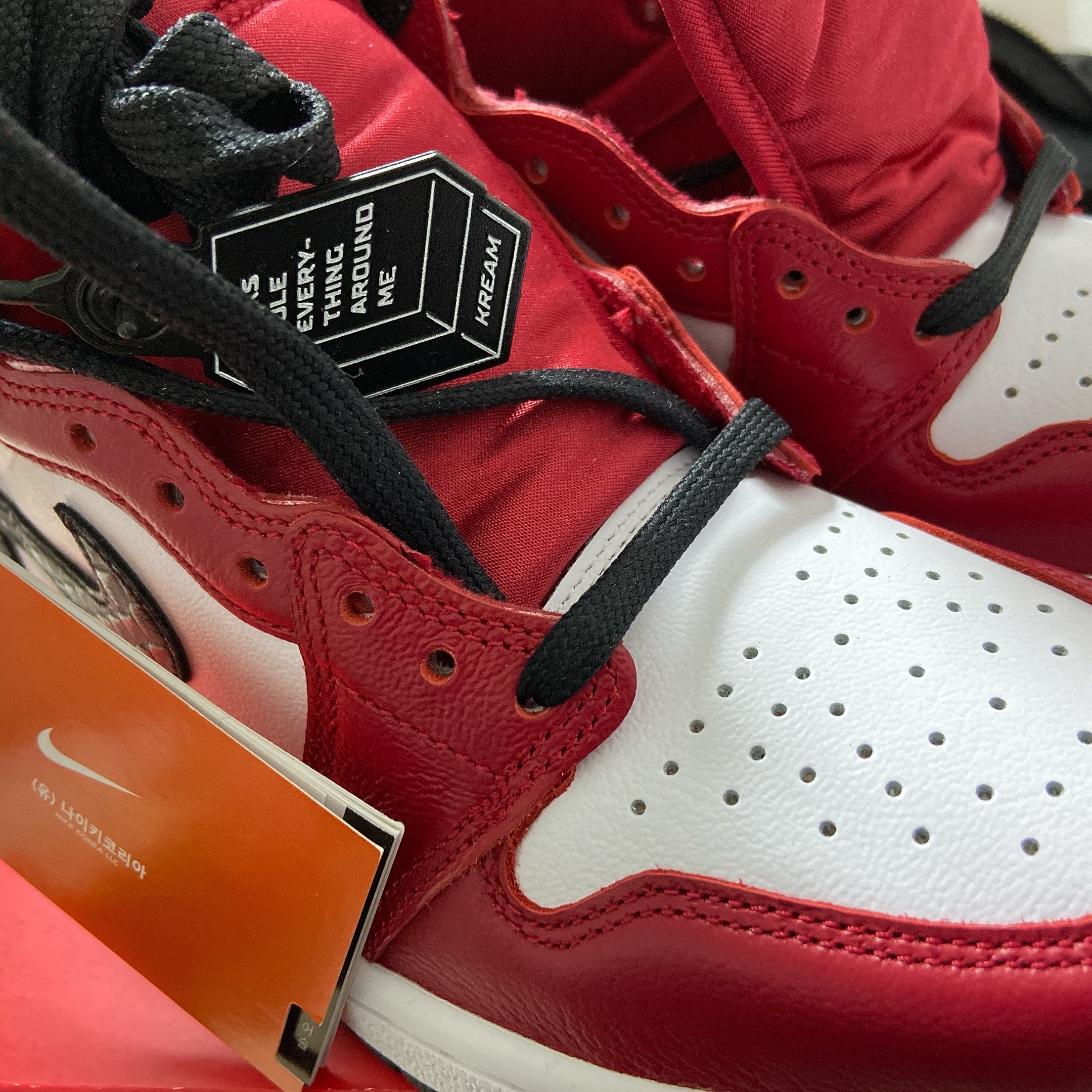 (W) Jordan 1 Retro High Satin Red 착용 스타일 - 2
