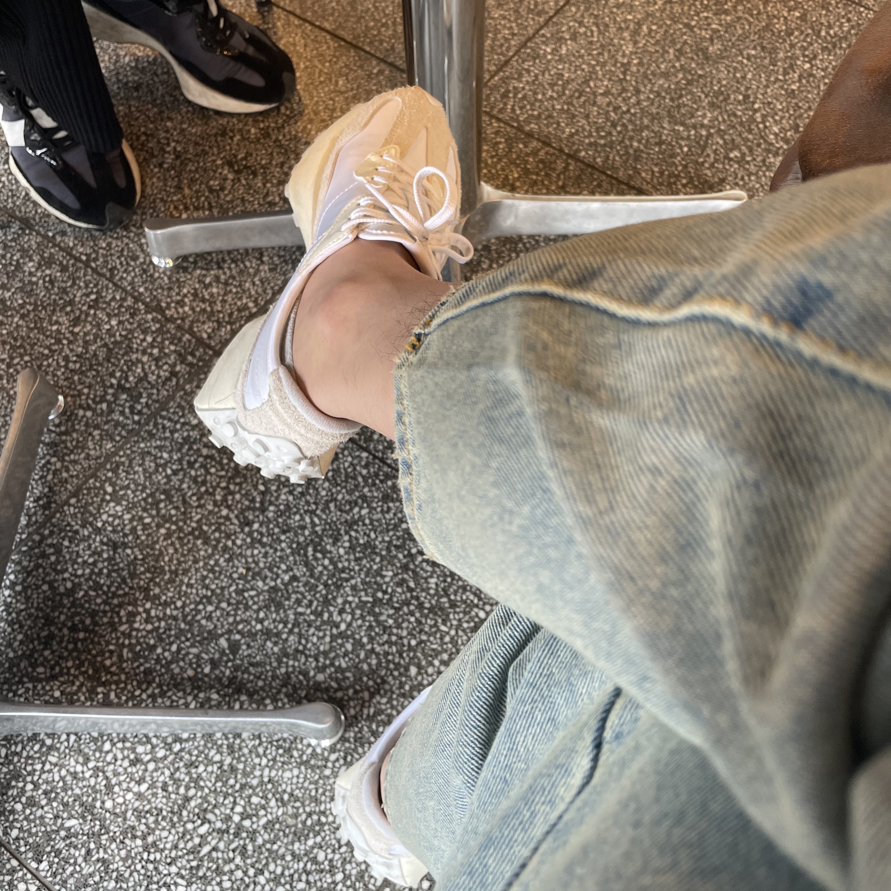 (W) New Balance 327 White Moonbeam, (W) New Balance 327 Black Grey 착용 스타일